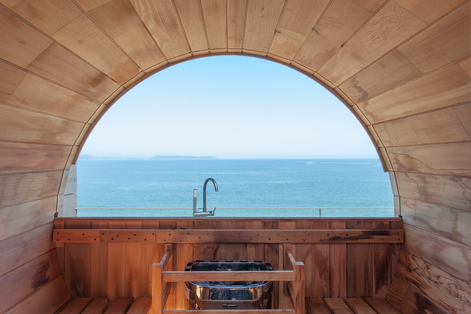 海と一体になるサウナ体験。