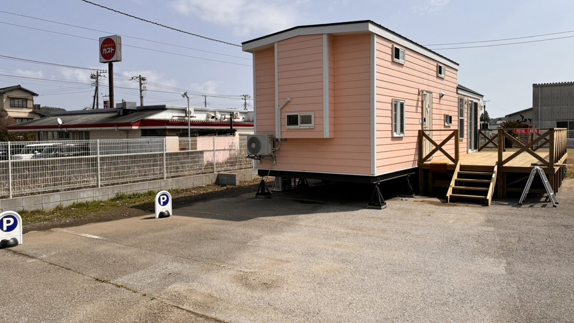 ・【ROYAL Cabin】ピンクを基調とした外観。駐車場付きでお車でお越しの際も安心です