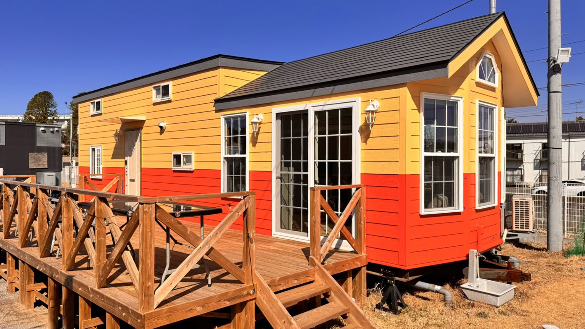 ・【小湊CABIN】小湊鐡道コラボ　外観　芝生エリアから