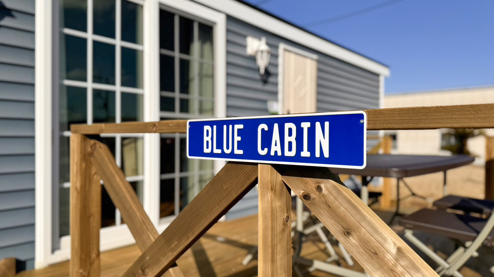 ・【BLUE Cabin】青いルームサインを目印にお越しください