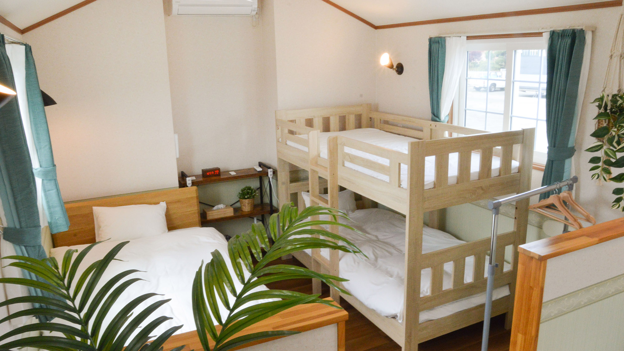 ・【GREEN Cabin】2段ベッドとセミダブルベッドの寝室。エアコン完備で温度調節も楽チン