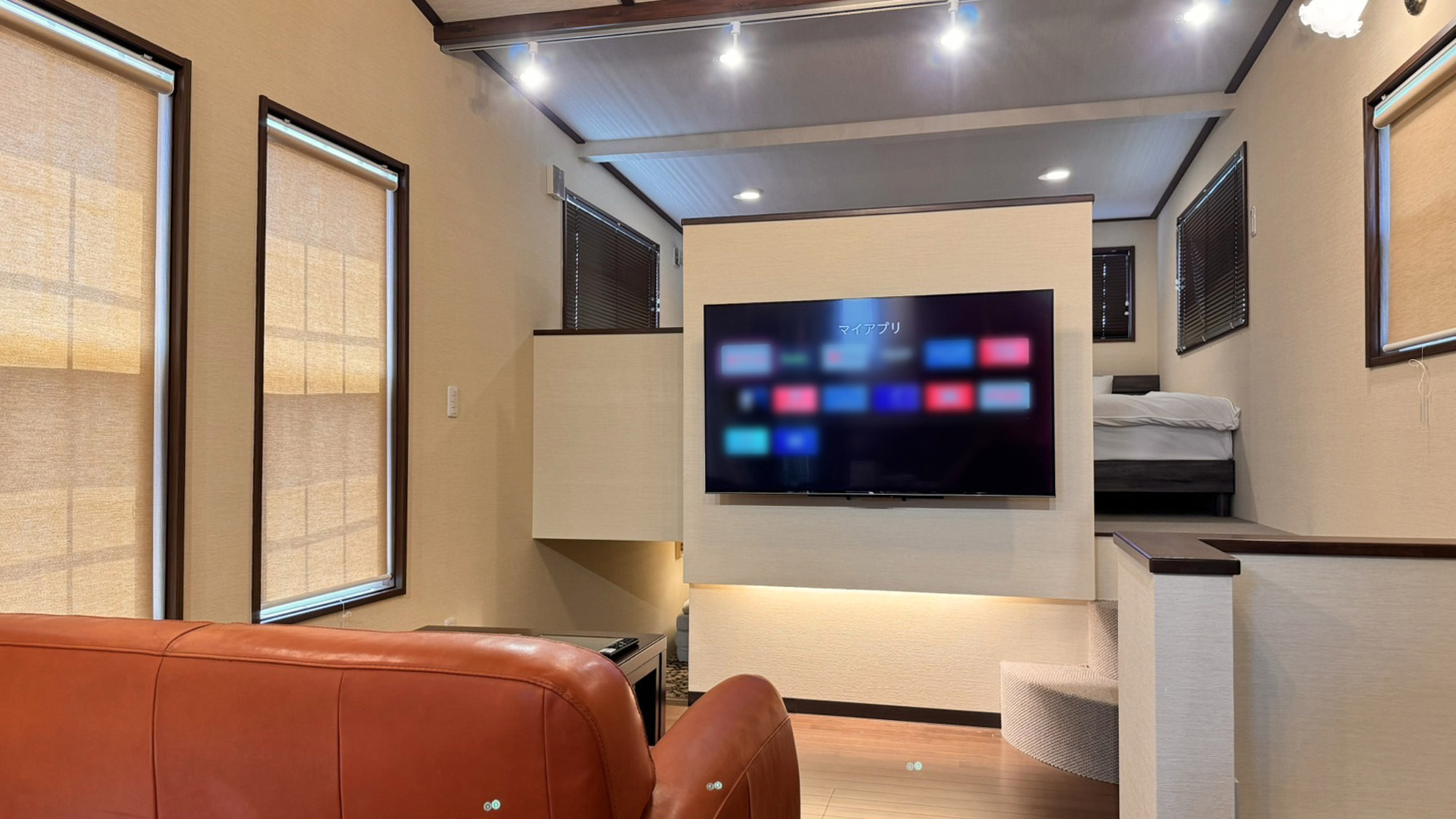 ・【PREMIUM Cabin】大きなテレビで映画鑑賞♪ソファでくつろぎながら楽しめます