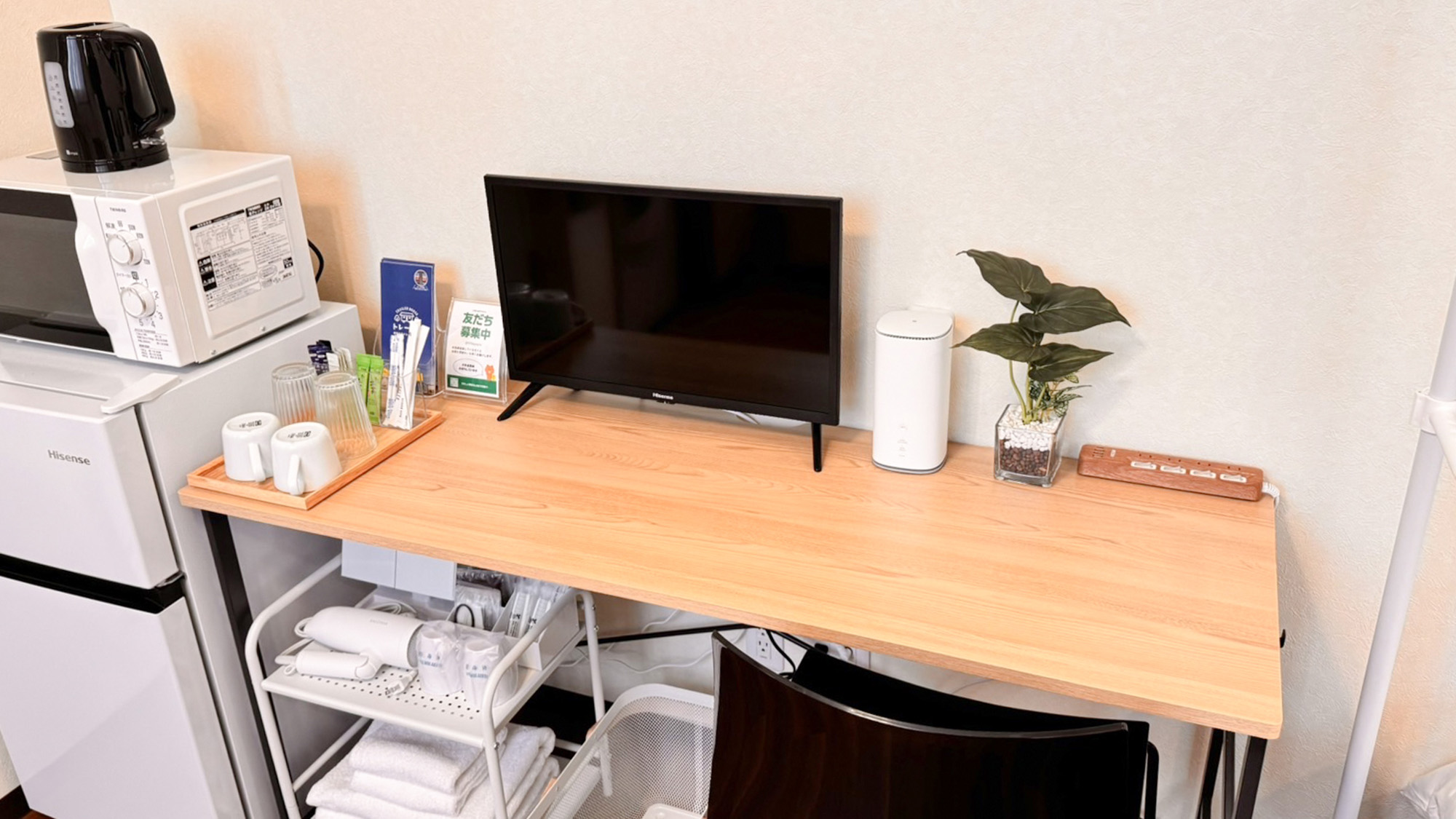 ・【BUSINESS Cabin】Wi-Fi完備。コンセントもあり、仕事しやすいデスクです