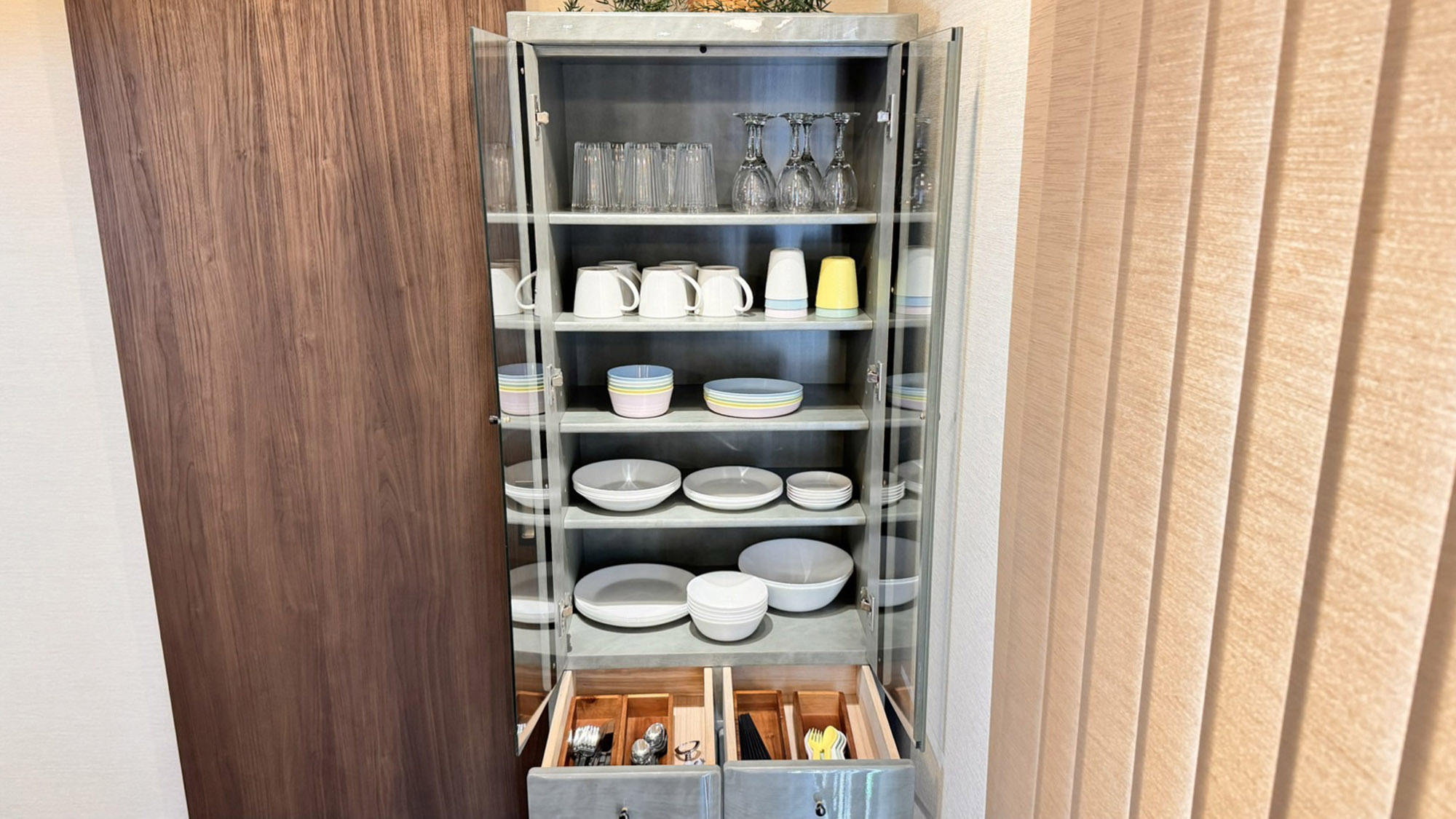 ・【PREMIUM Cabin】食器類もございます。ご自由にお使いください