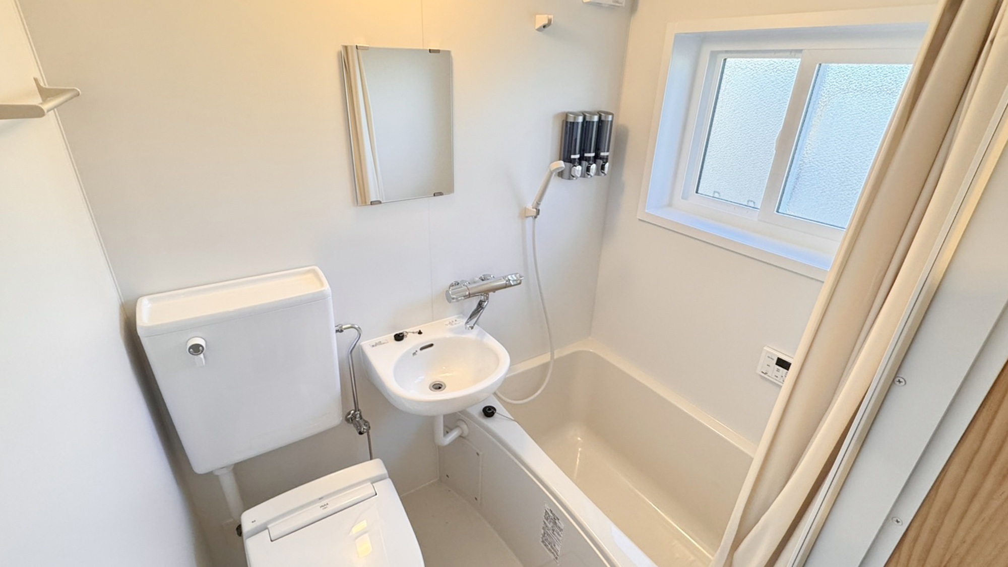 ・【BUSINESS Cabin】清潔感のあるトイレ・バスルームです