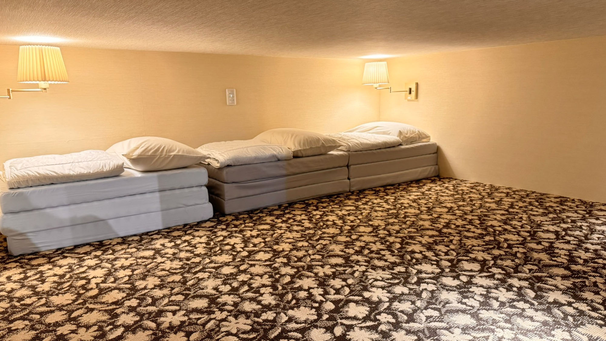 ・【PREMIUM Cabin】ダウンロフトにはお布団を3組ご用意しております