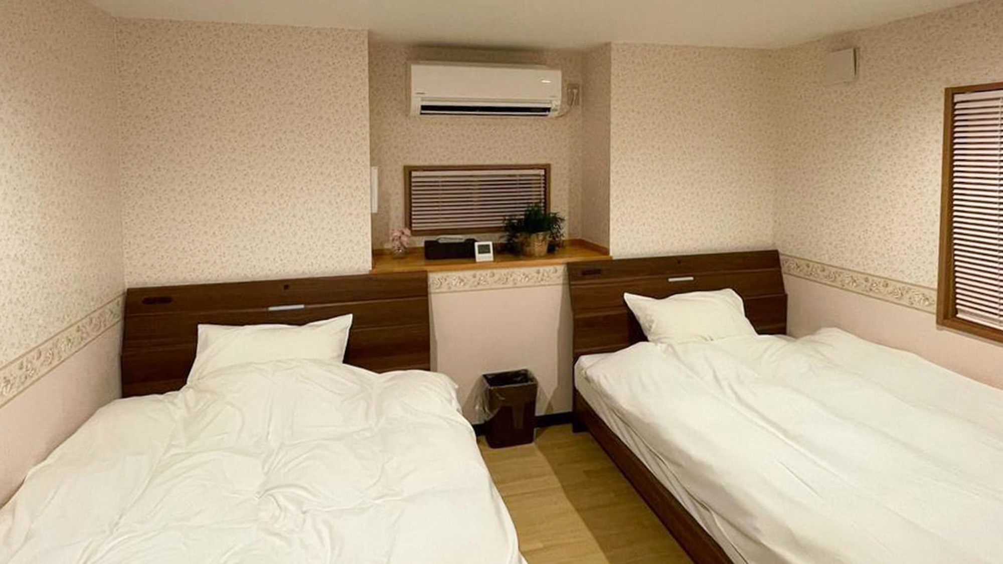 ・【ROYAL Cabin】エアコン付きの寝室。温度調節自由で快適にお休みいただけます