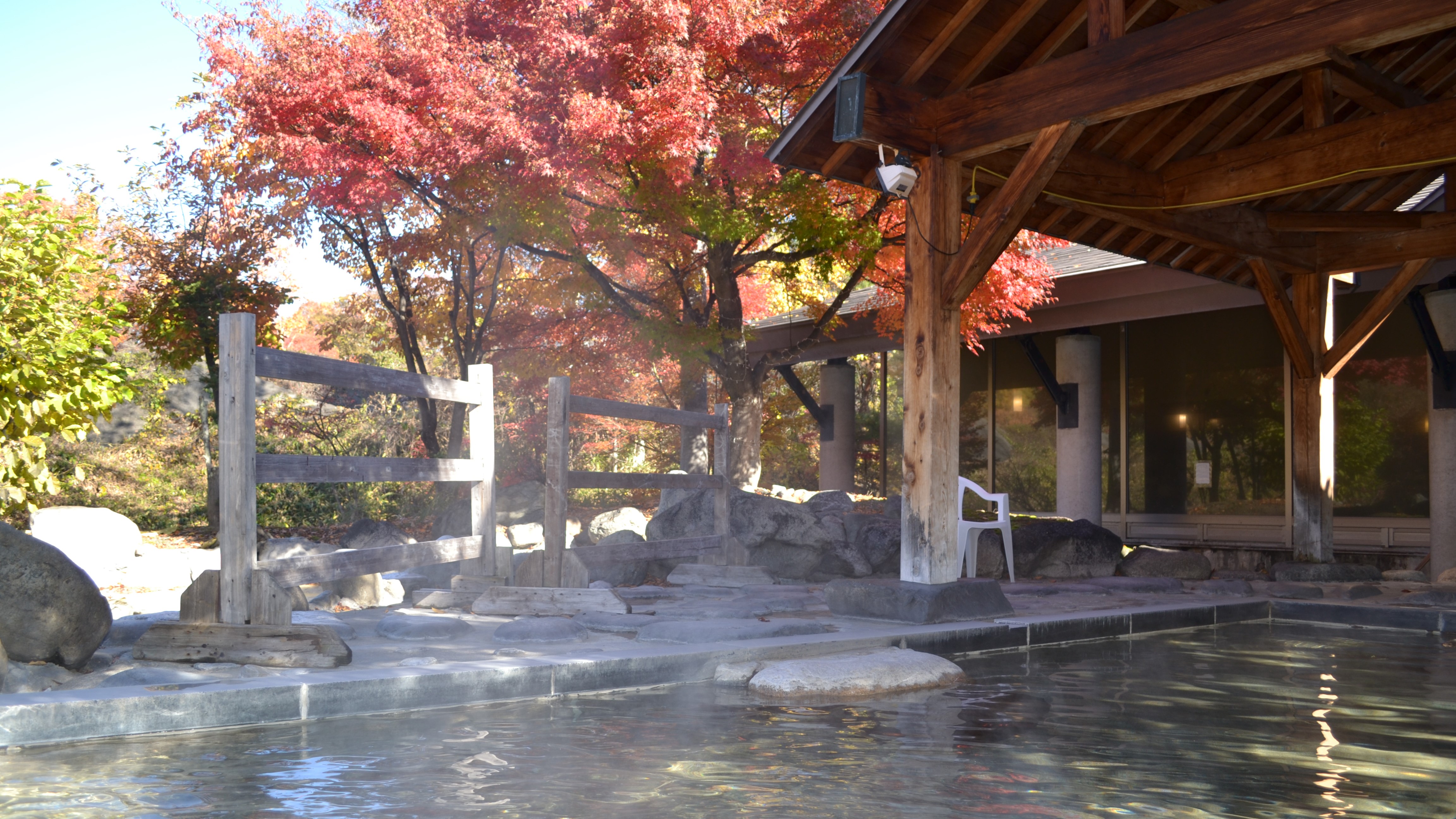 紅葉と露天風呂