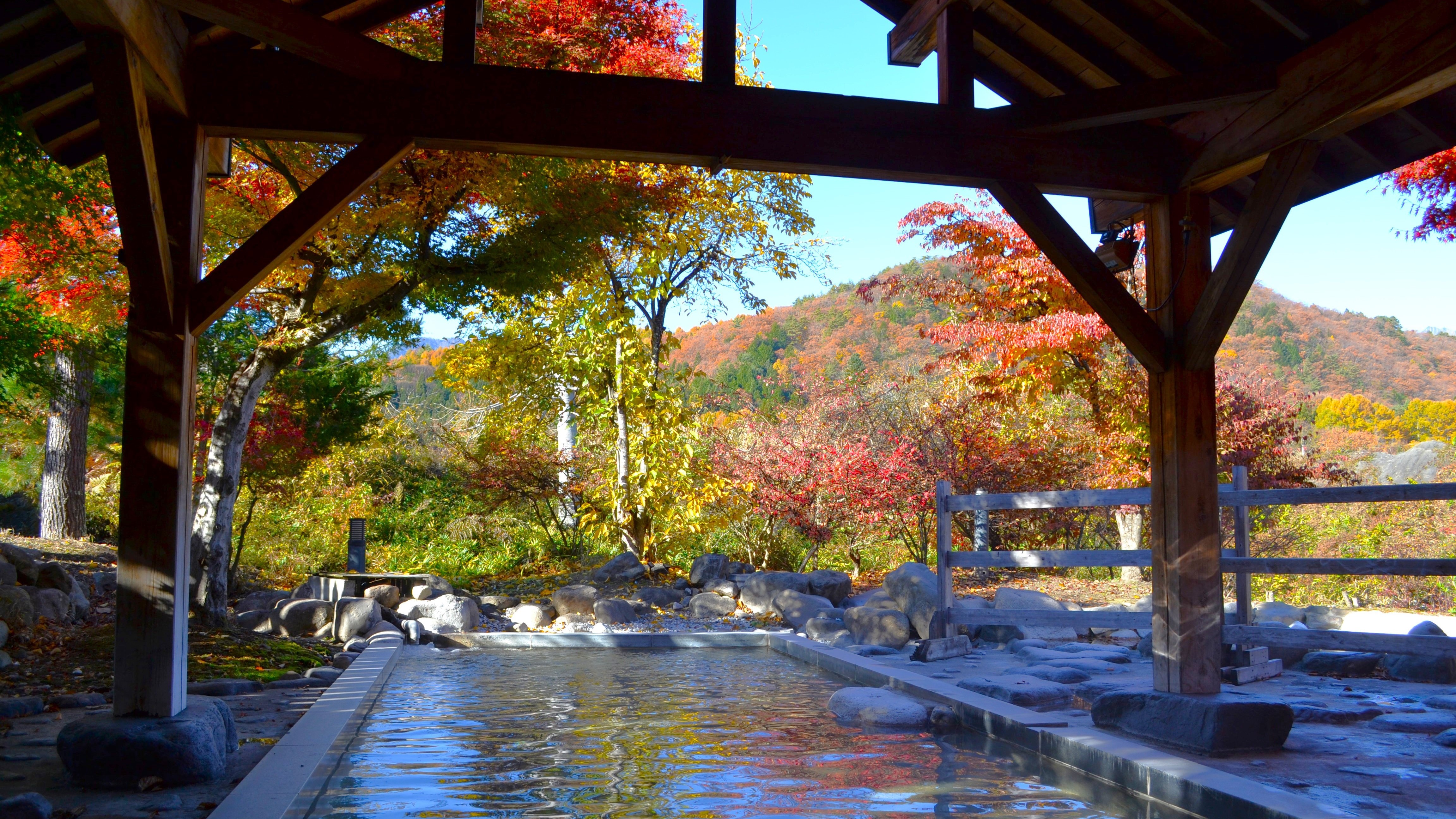 紅葉と露天風呂