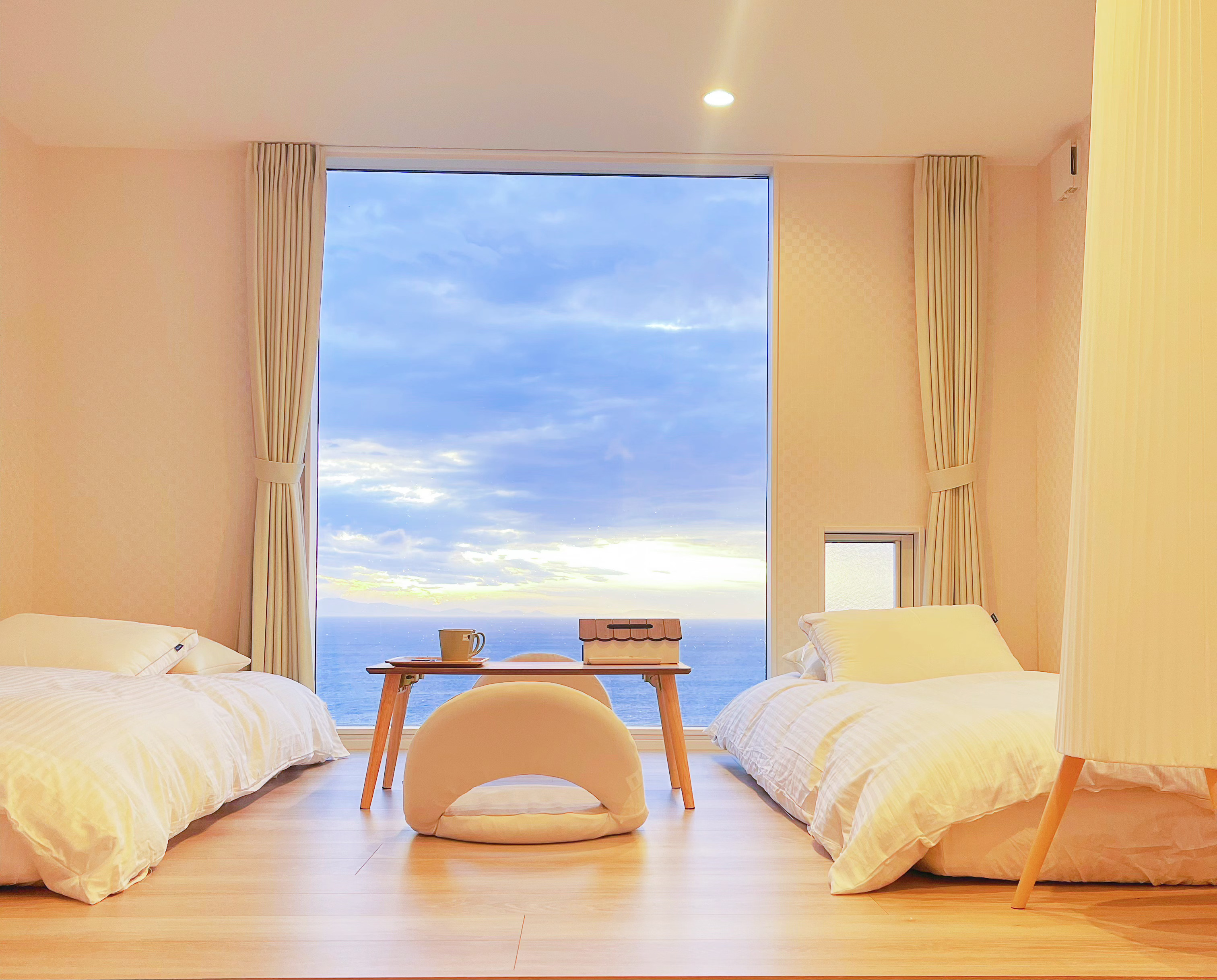 お部屋の窓から、瀬戸内海の美しい夕日をご堪能いただけます。