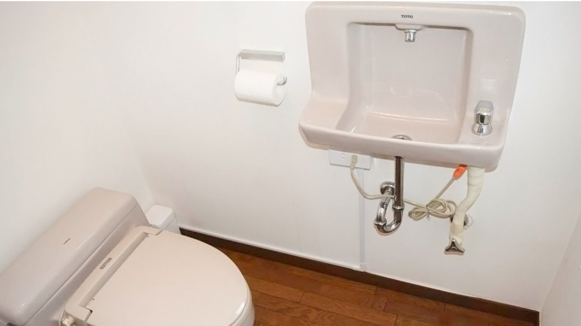 ・【トイレ】温水洗浄機能付きトイレです