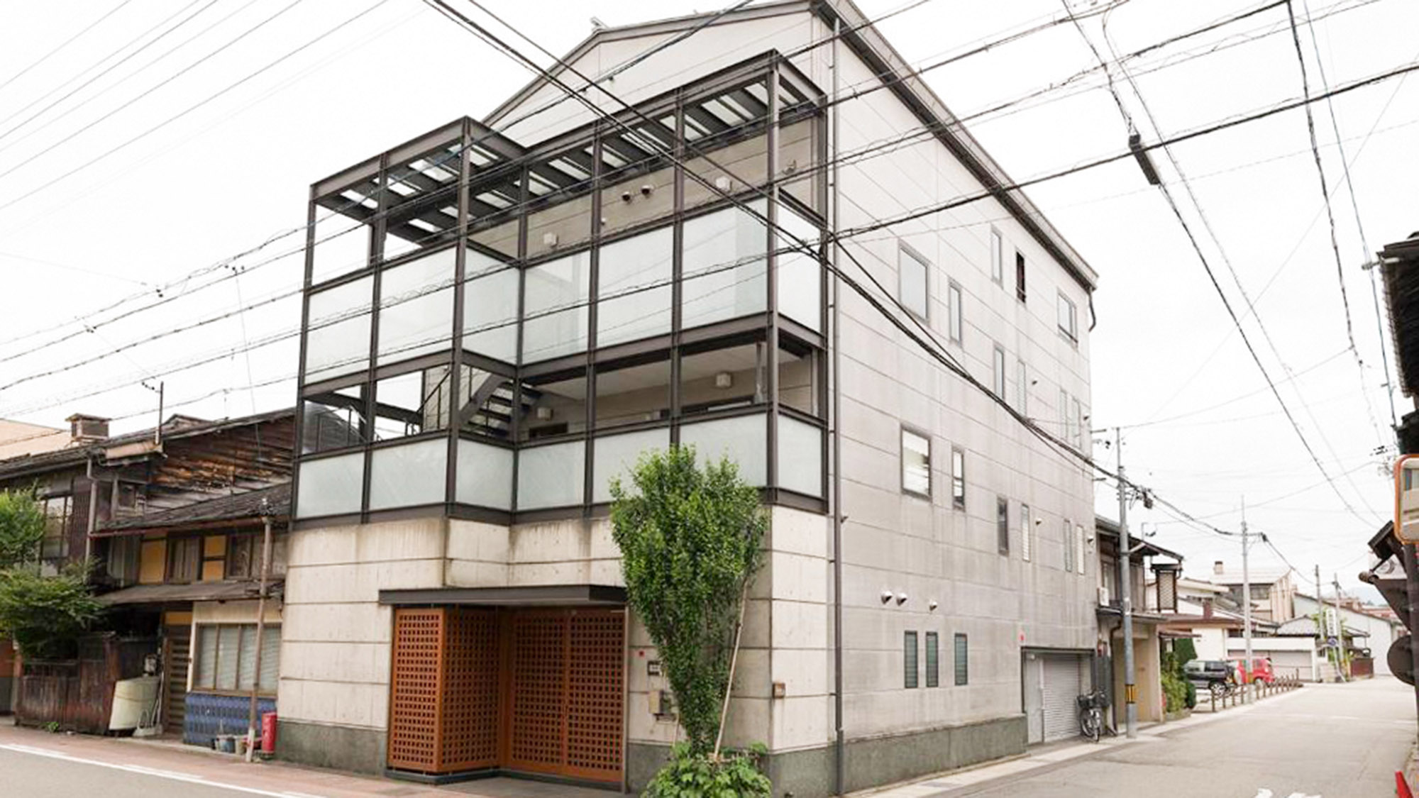 ・【外観】4階建ての3～4階部分のご利用となります。玄関から外階段で直接お部屋に入っていただけます