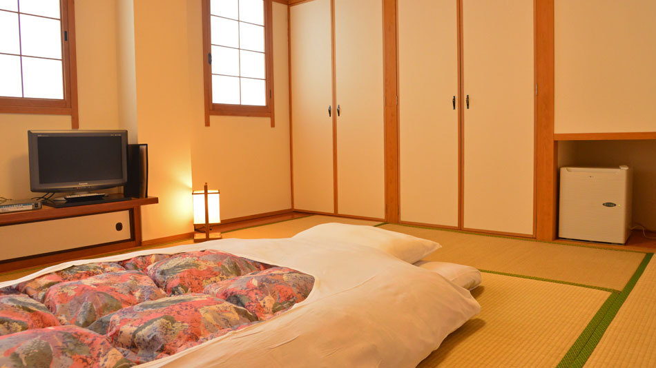 【和室（小）】畳のお部屋でゆったりお寛ぎ下さい。