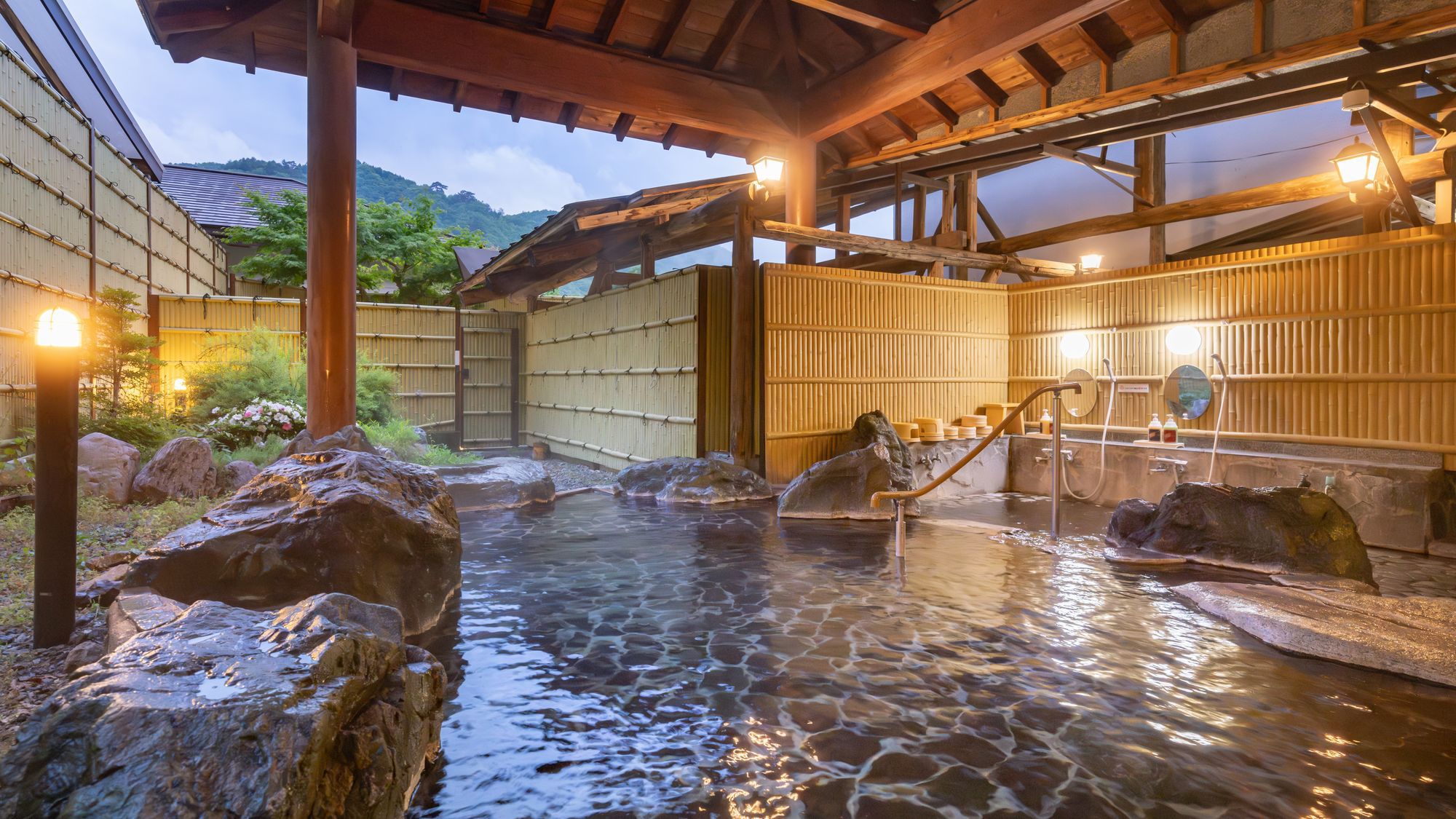 【貸切露天風呂「美人の湯」】清涼な山の空気の中、上質な湯を心ゆくまでご堪能ください。