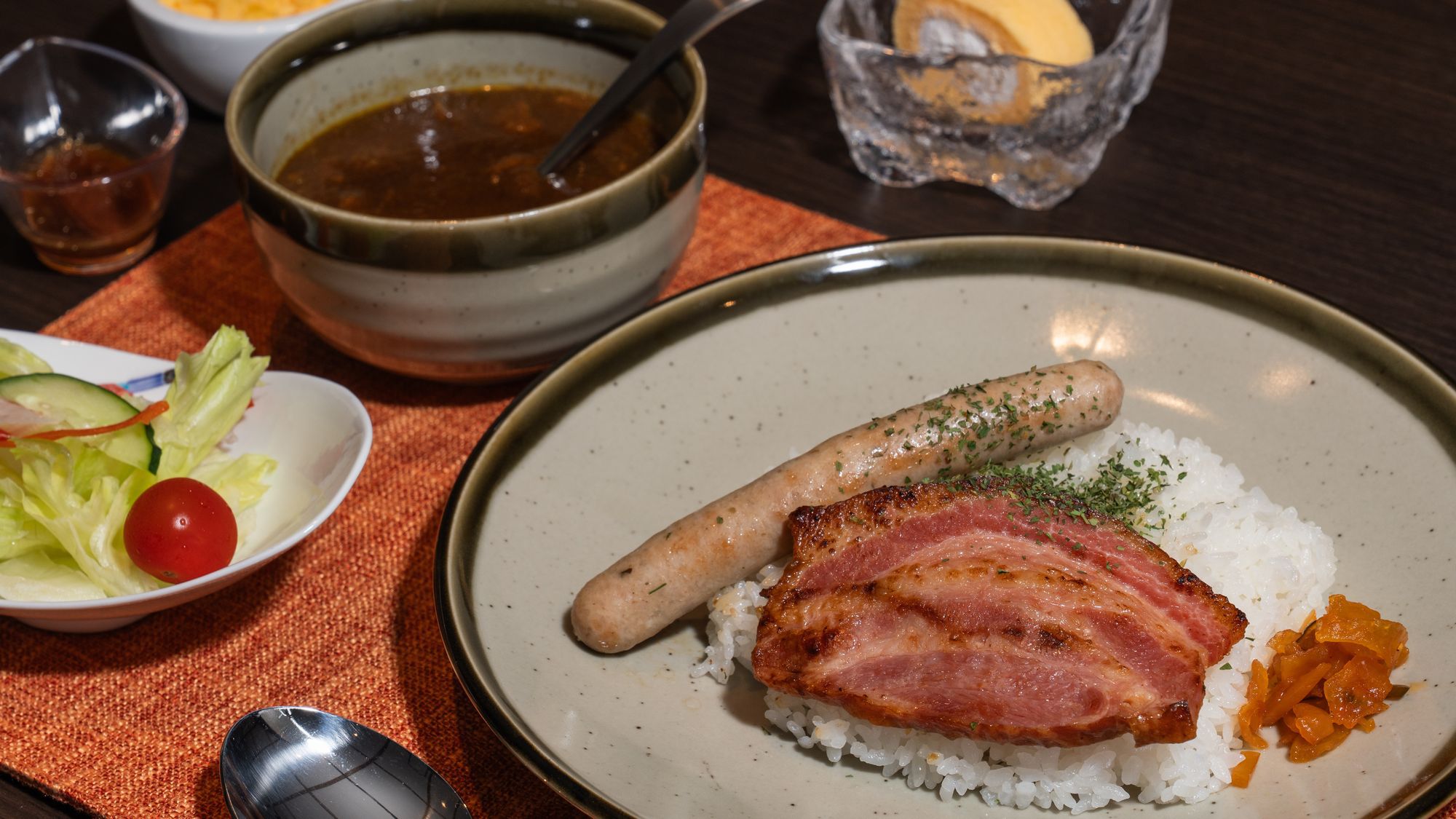 ＜木曜限定！＞日光HIMITSU豚ソーセージ＆特製カレー膳付き夕朝軽食プラン＋貸切露天風呂入り放題