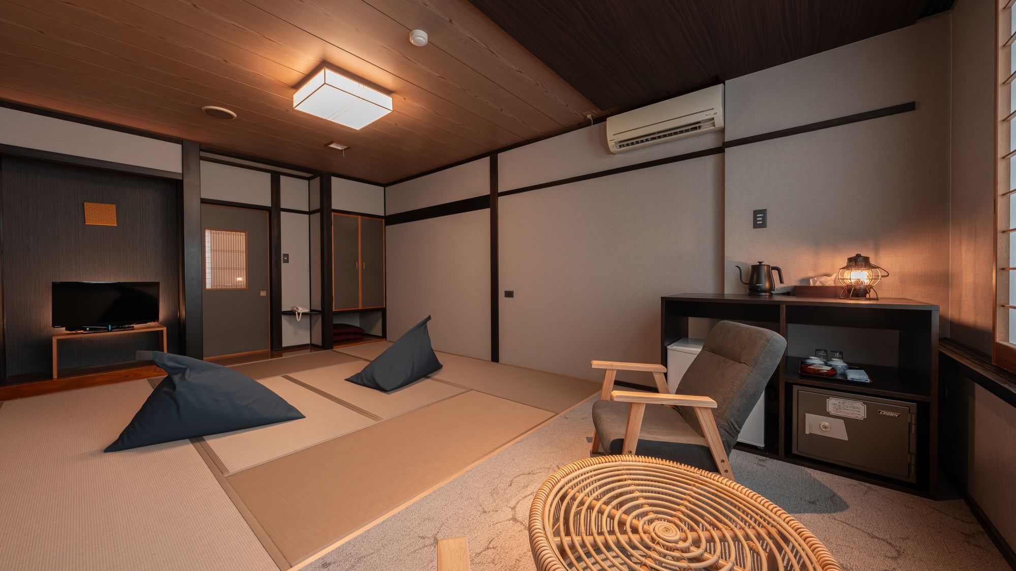 【和室10畳】和室にクッションを置いた、家族でゆったり過ごせる寛ぎの空間