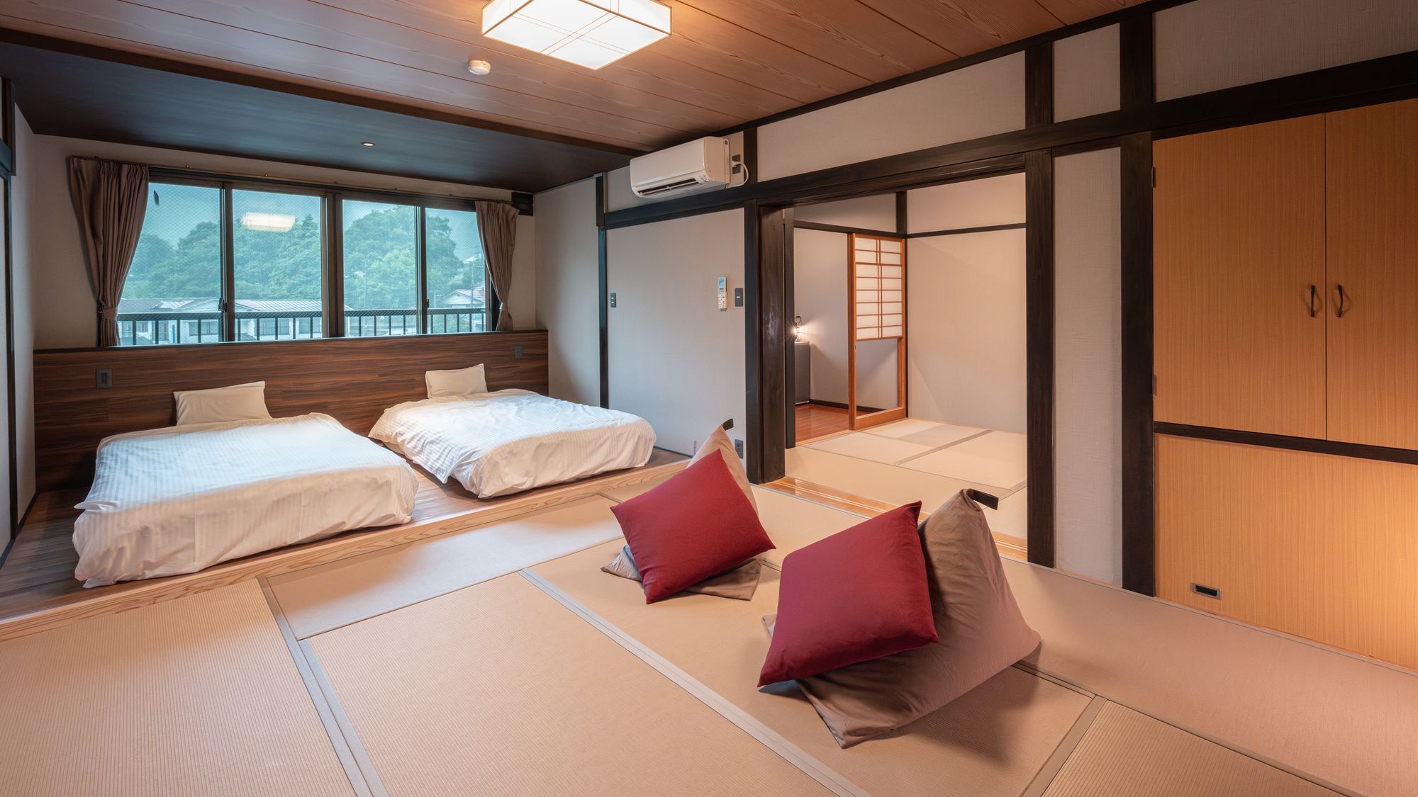 【小上がりベッド付和室(10+4.5畳)】和の趣にベッドの快適さをプラスした寛ぎ空間。