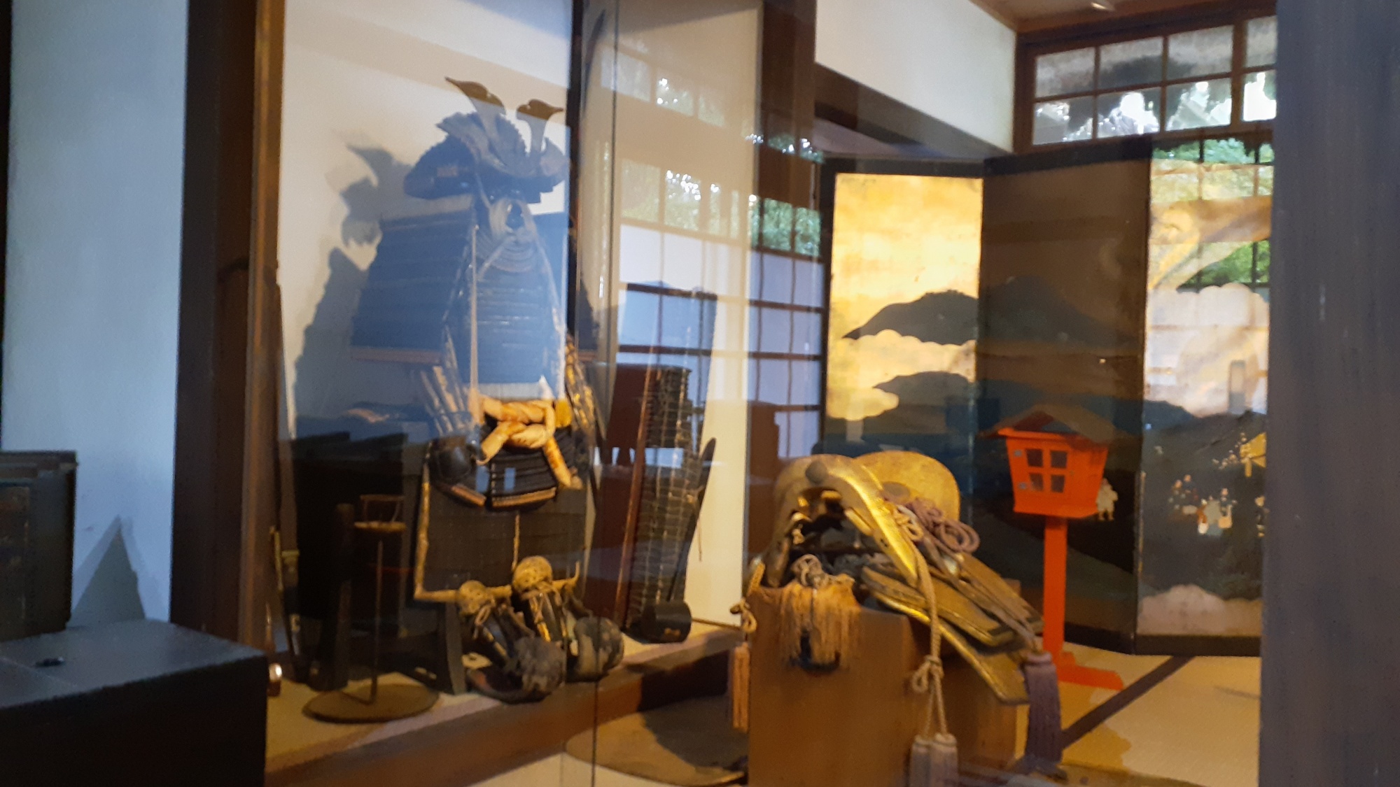 【平家の里】展示館では鎧、鞍、弓などの武具が展示されています。