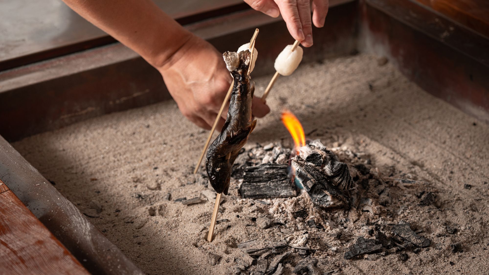 【ご夕食】囲炉裏からご提供する、目にも楽しい演出です。