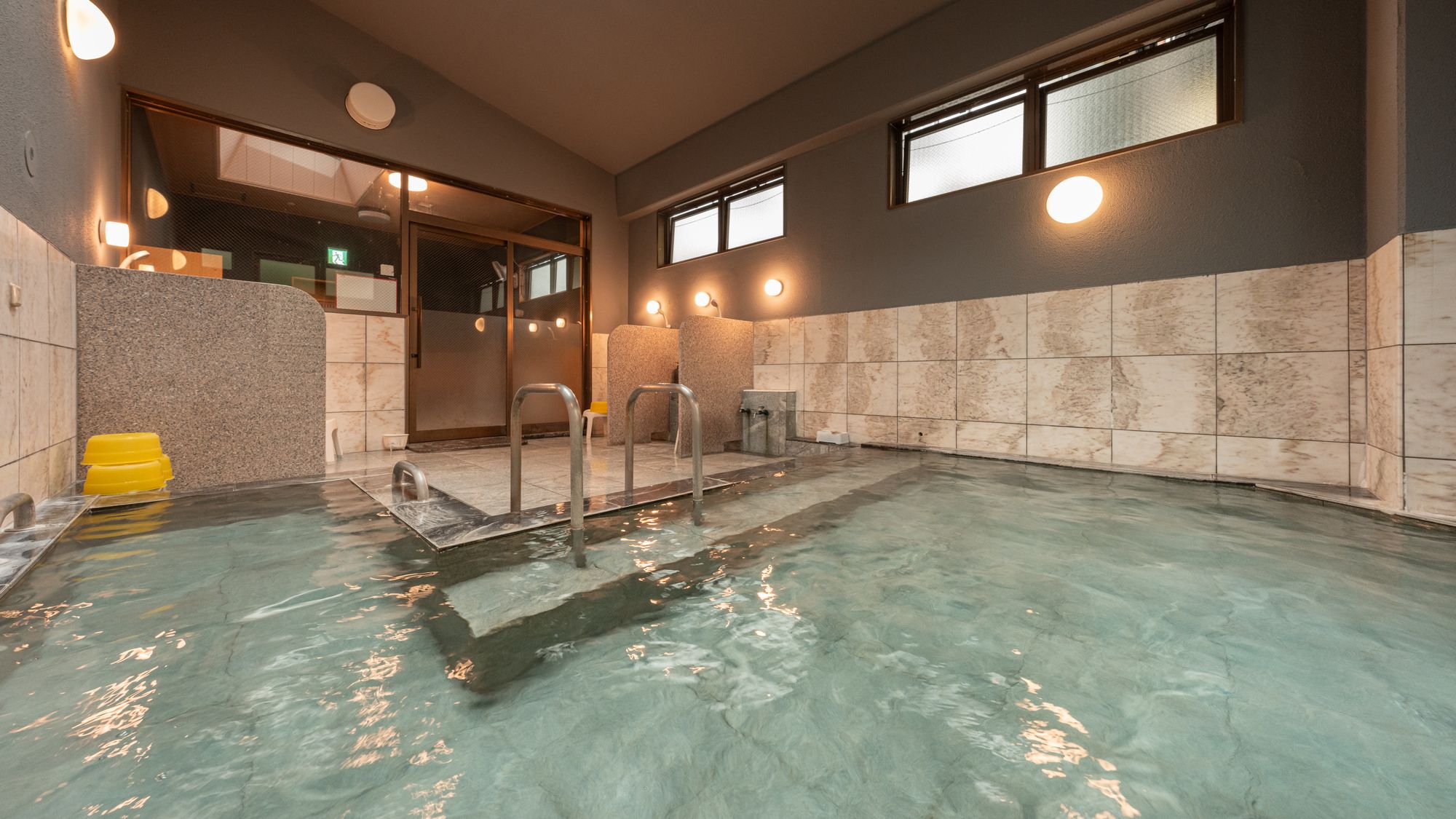 【内湯　女湯】お湯は天然温泉掛け流しです。