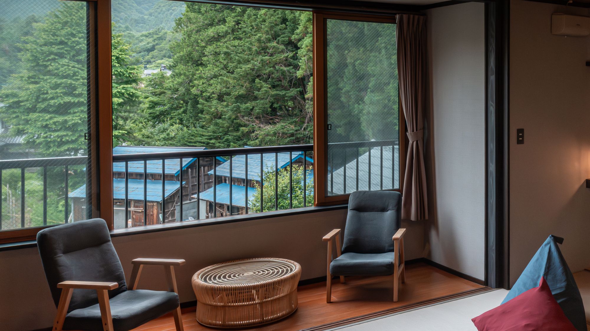 【和室15畳】自然に囲まれた和室で広々お寛ぎください。