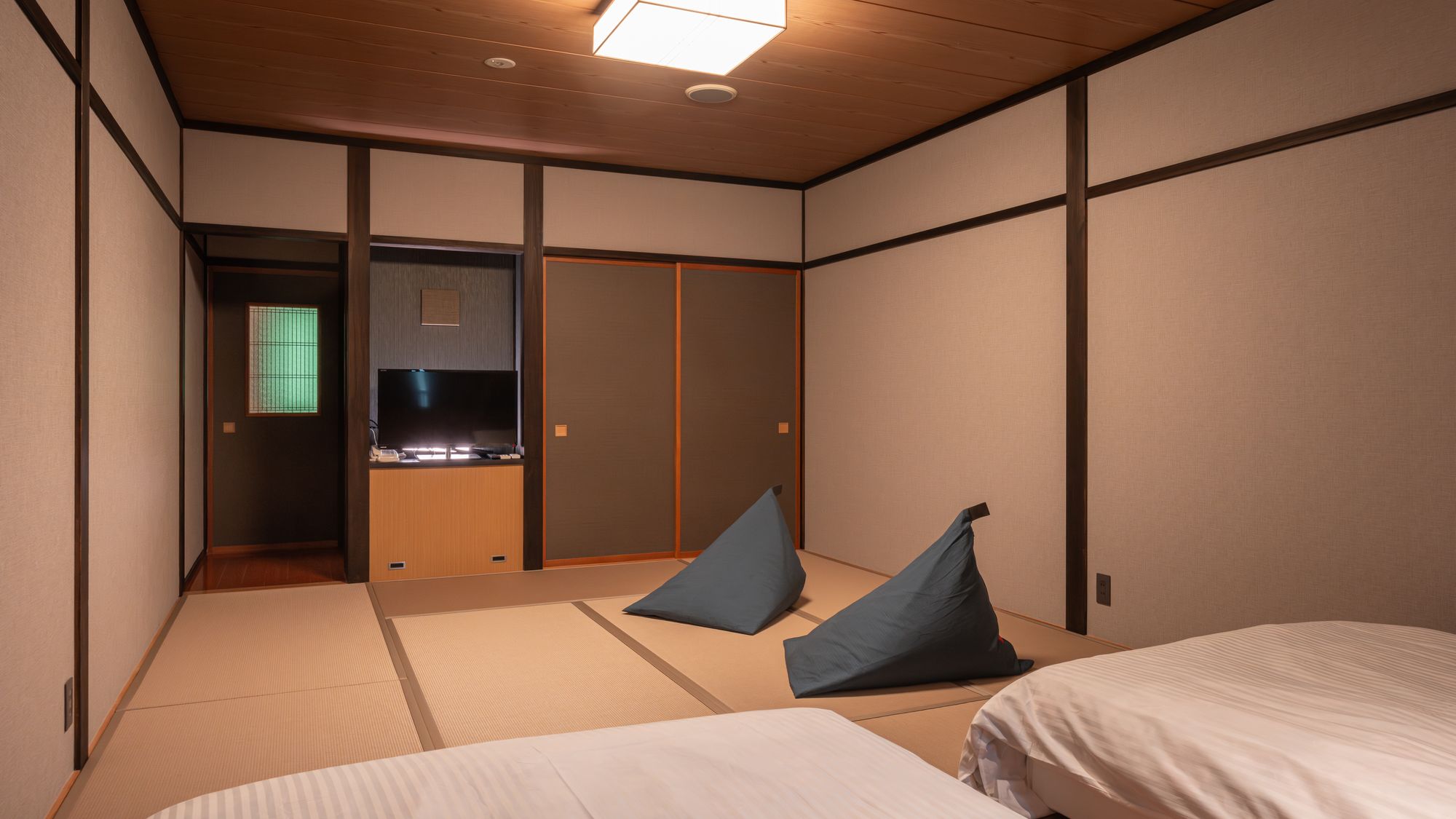 【小上がりベッド付和室(8～10畳)】ご友人やカップル利用にもおすすめ。