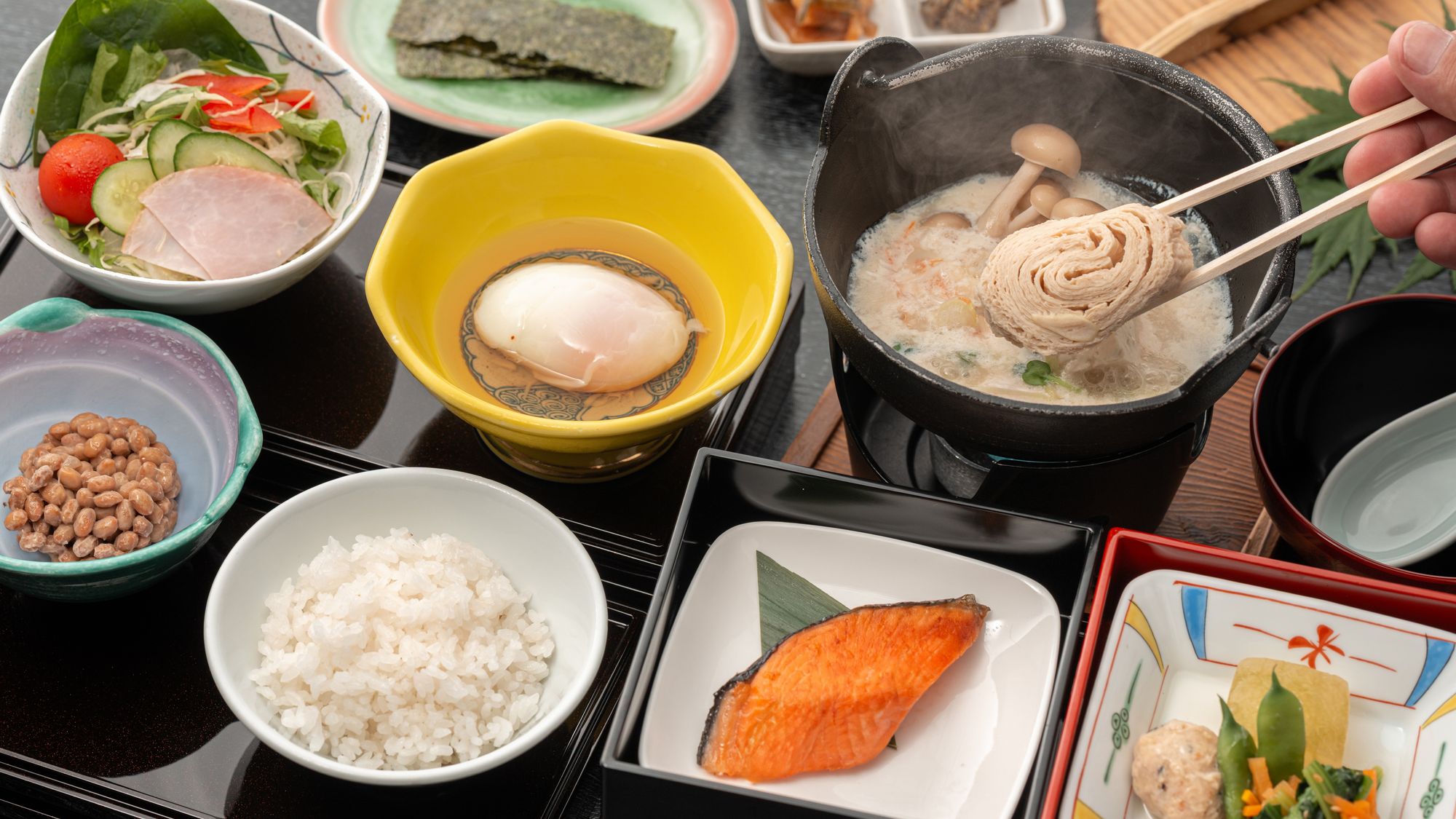 【ご朝食】献立の一例。栃木県産のお米を中心にしたやさしい和朝食をご用意。