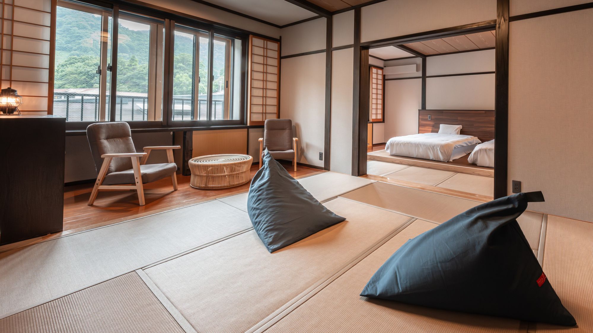 【小上がりベッド付2間和室(10+8畳)】最も広い2間タイプ、家族旅行に◎