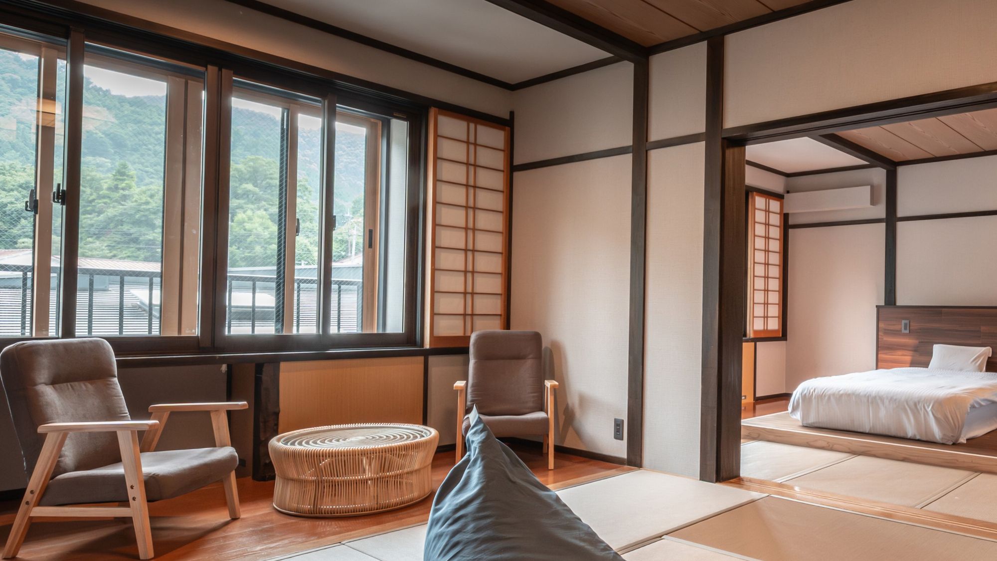 【小上がりベッド付2間和室(10+8畳)】和室と洋室の良さを兼ね備えた客室