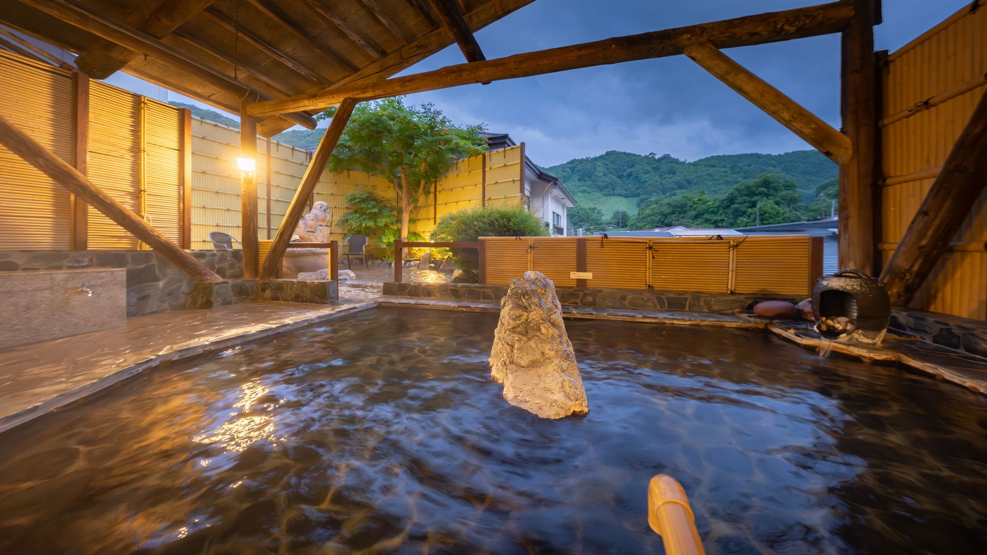 【混浴露天風呂「壮健の湯」】趣きある湯西川の情景をお楽しみください。