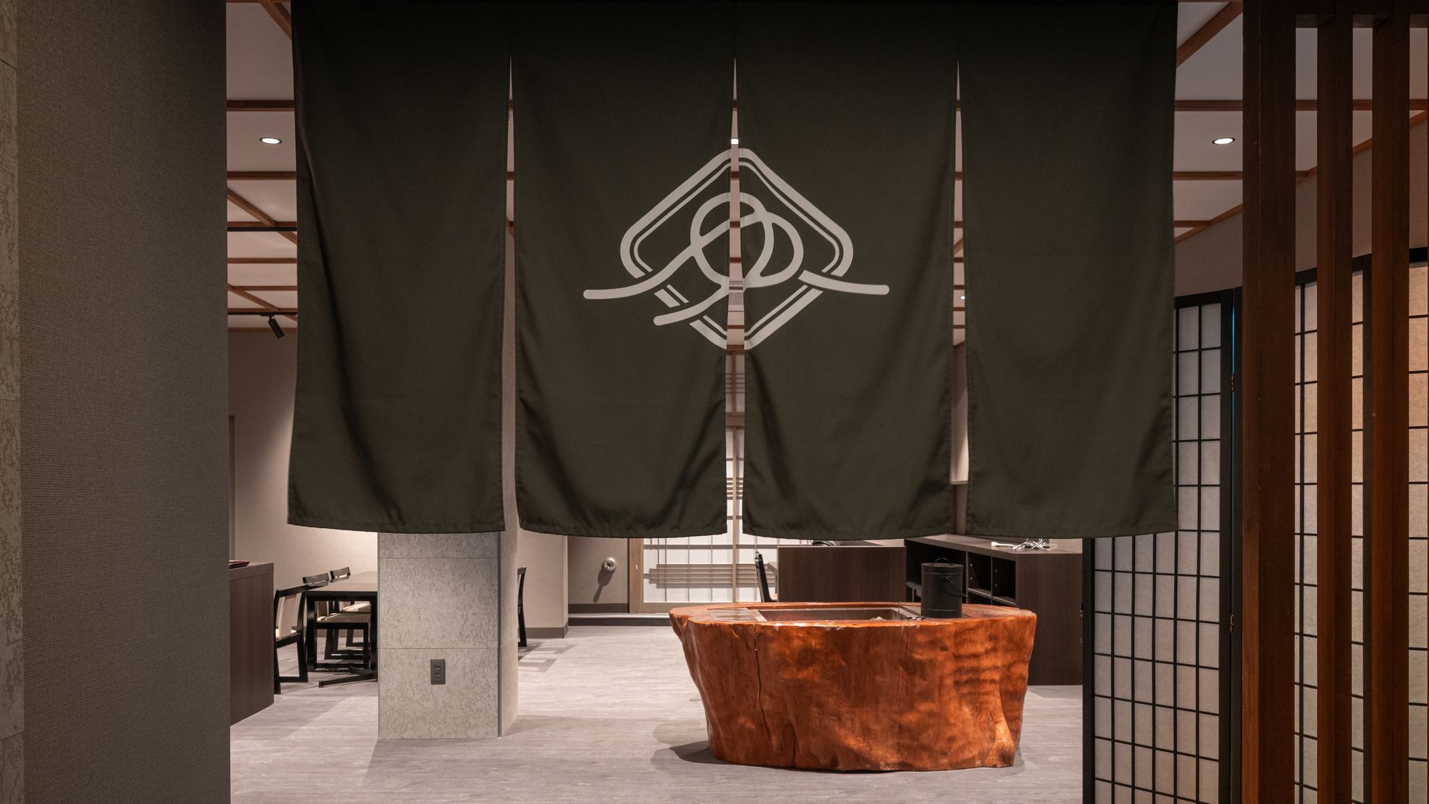 【食事処】広々とした空間でお食事をお楽しみいただけます。