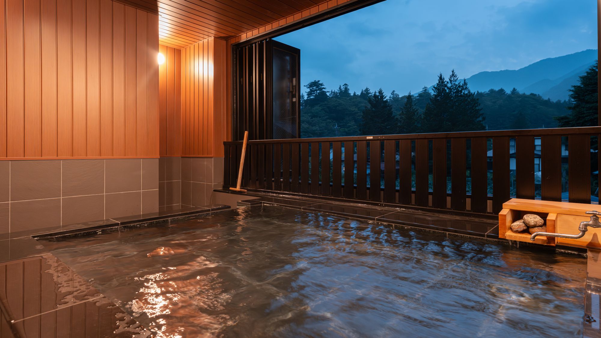 【貸切風呂】家族で入ってもゆったり過ごせる広々貸切風呂です。