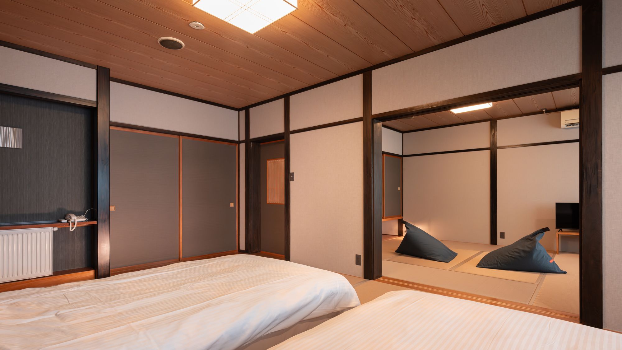 【小上がりベッド付2間和室(10+8畳)】二間の広々客室なので2世代旅行にもおすすめ。