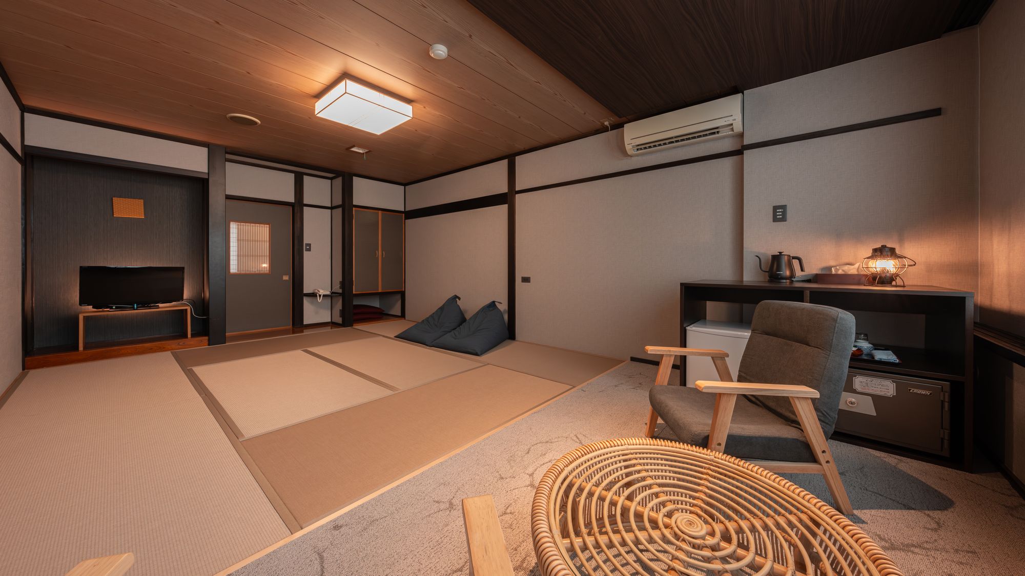 【和室10畳】風情ある和室でごゆっくりお寛ぎください。