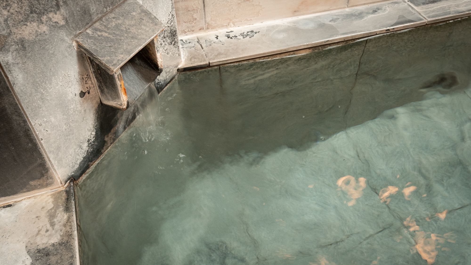 【内湯　女湯】天然温泉かけ流しの湯で疲れた体を癒してください。