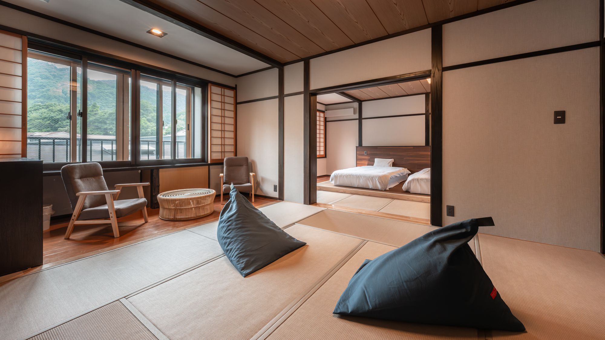 【小上がりベッド付2間和室(10+8畳)】当館で一番広いお部屋をご用意いたします。