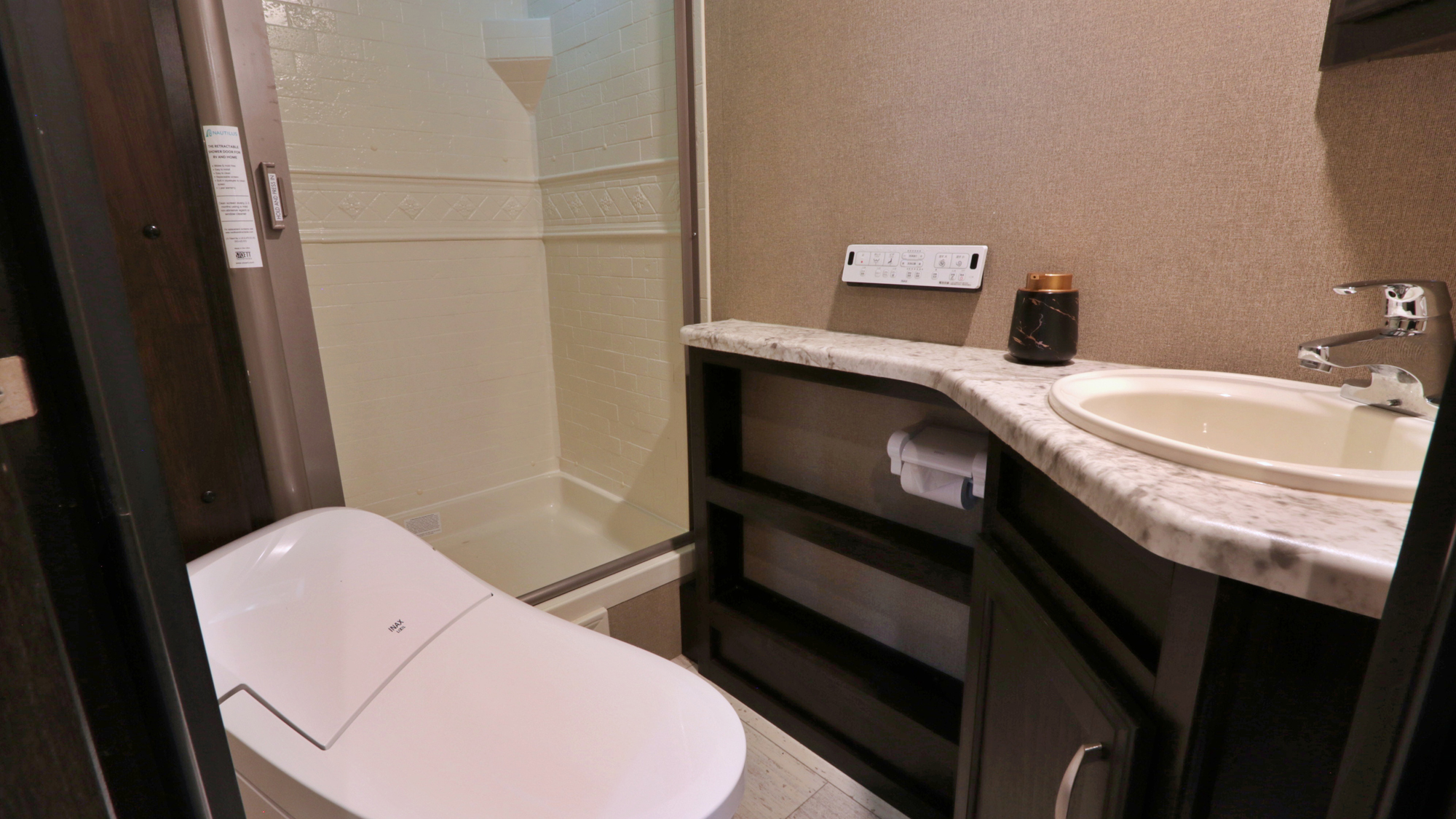 【トレーラーハウス】シャワーブース・トイレ・洗面