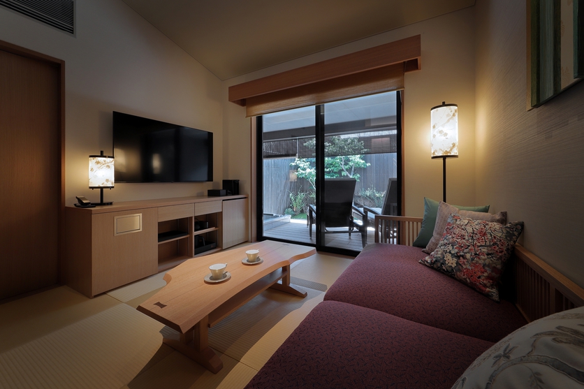 庭園付き露天風呂付客室リビング（一例）