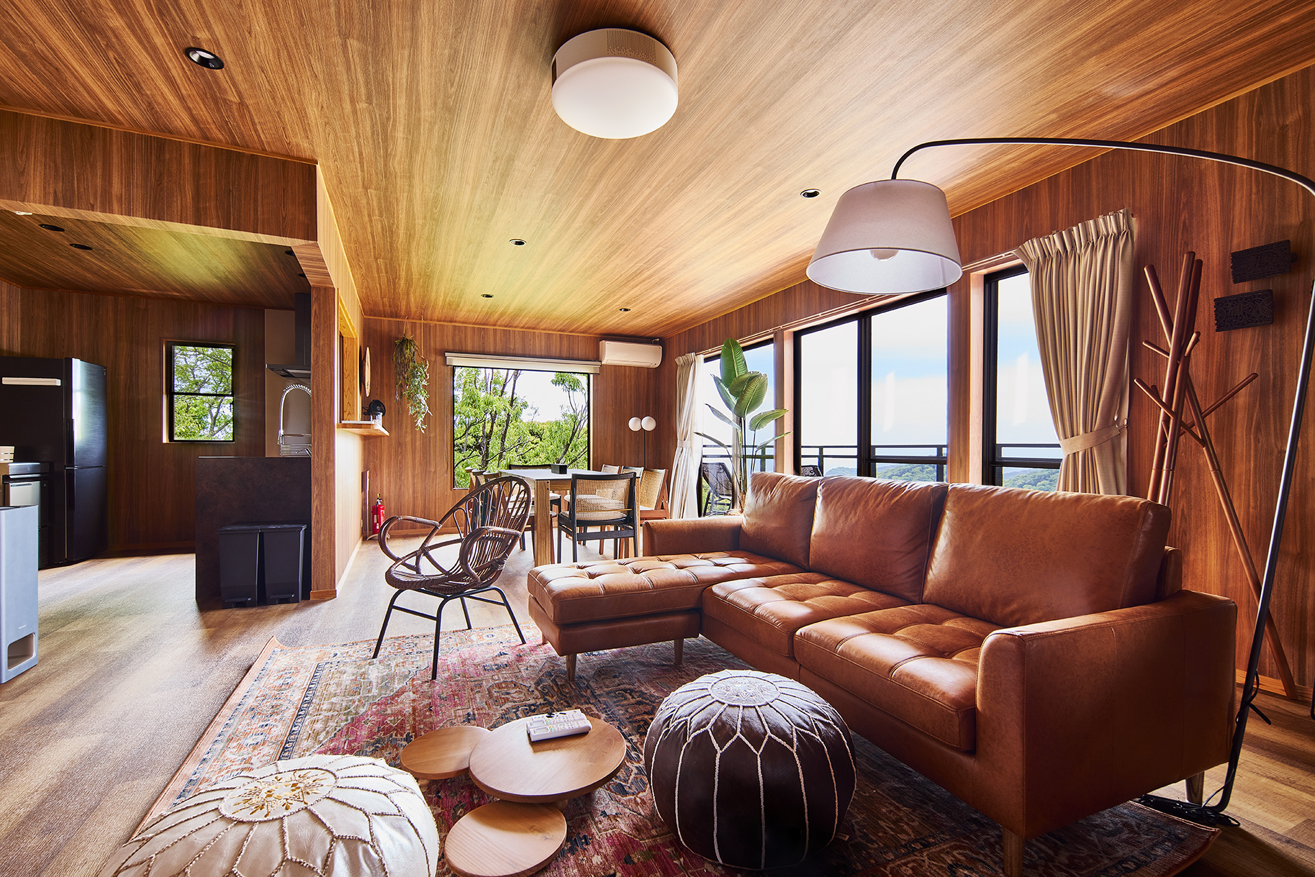 大きな窓から自然光が差し込む明るく広々としたリビングダイニング