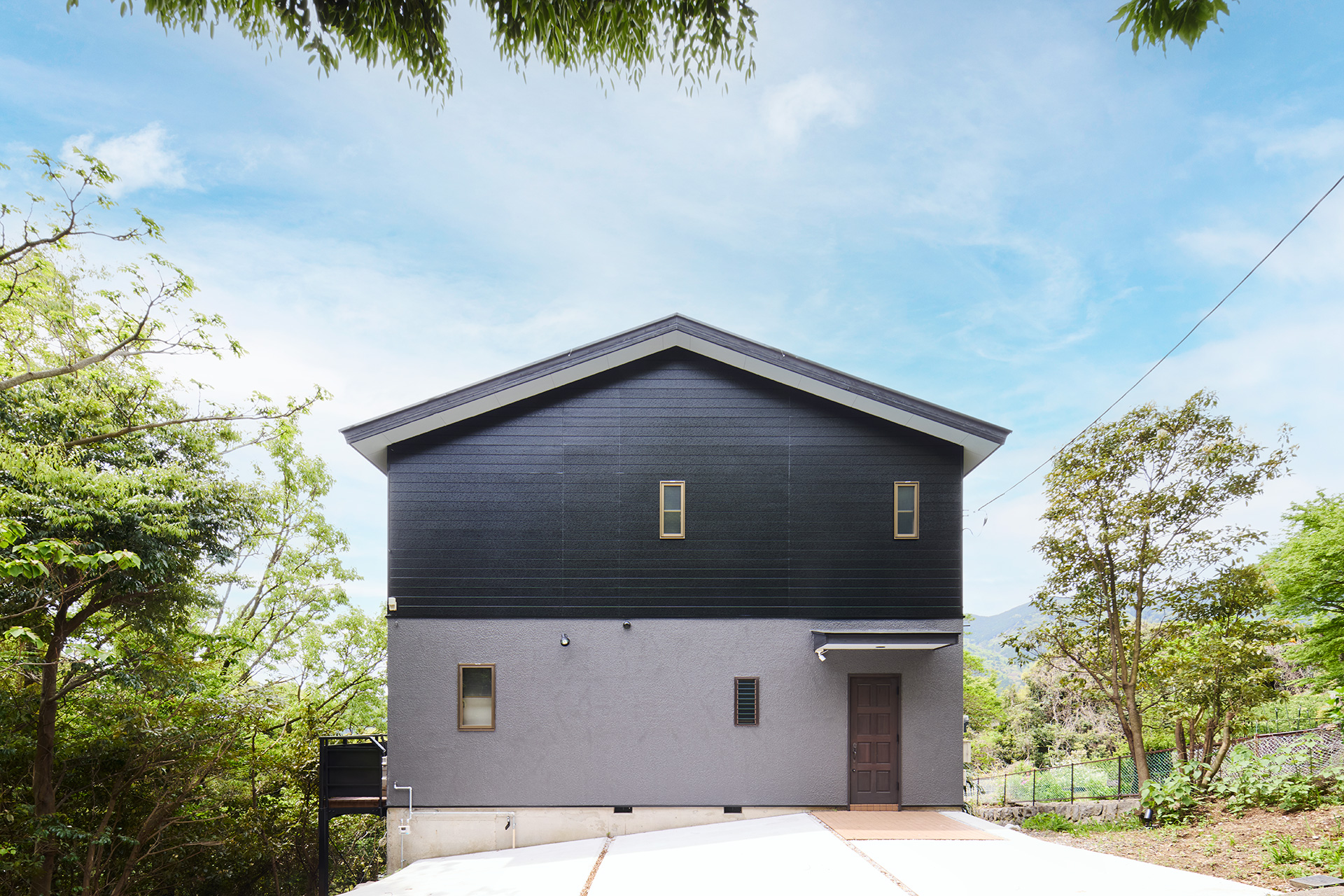山間にあるモダンでスタイリッシュな外観の貸別荘