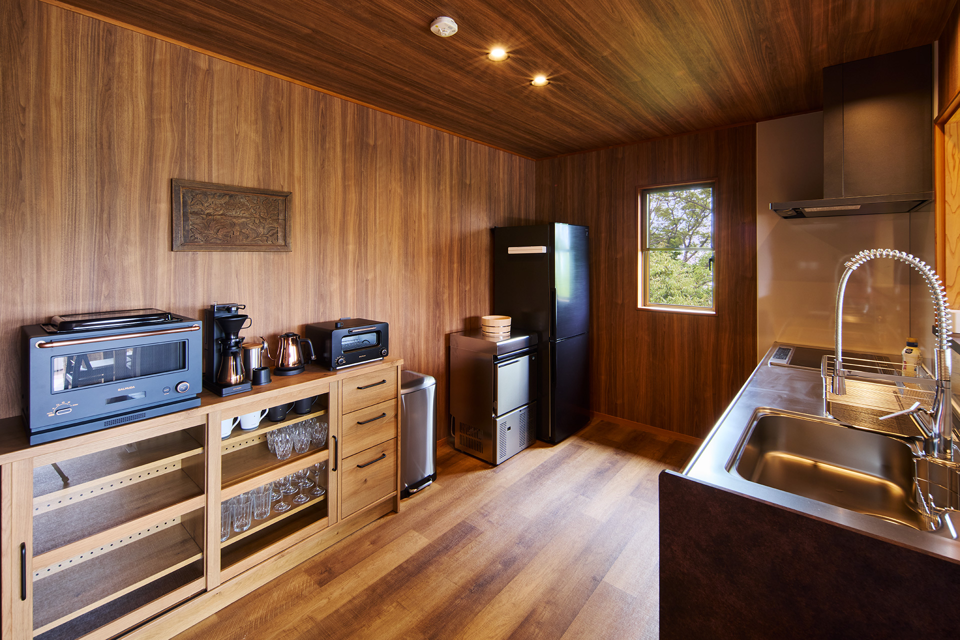 機能的でありつつも木目調の内装が温かみを感じさせるキッチン