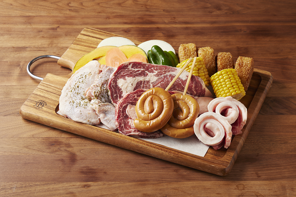 豪華なお肉と伊豆の新鮮野菜、焼きおにぎりなどボリューム満点のBBQ食材セット。