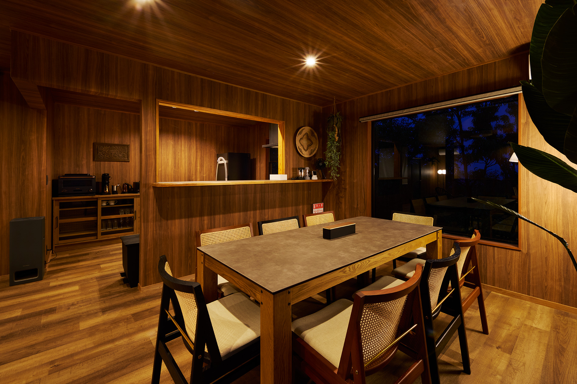 暖かい木のぬくもりがより一層際立つ夜のダイニングルーム