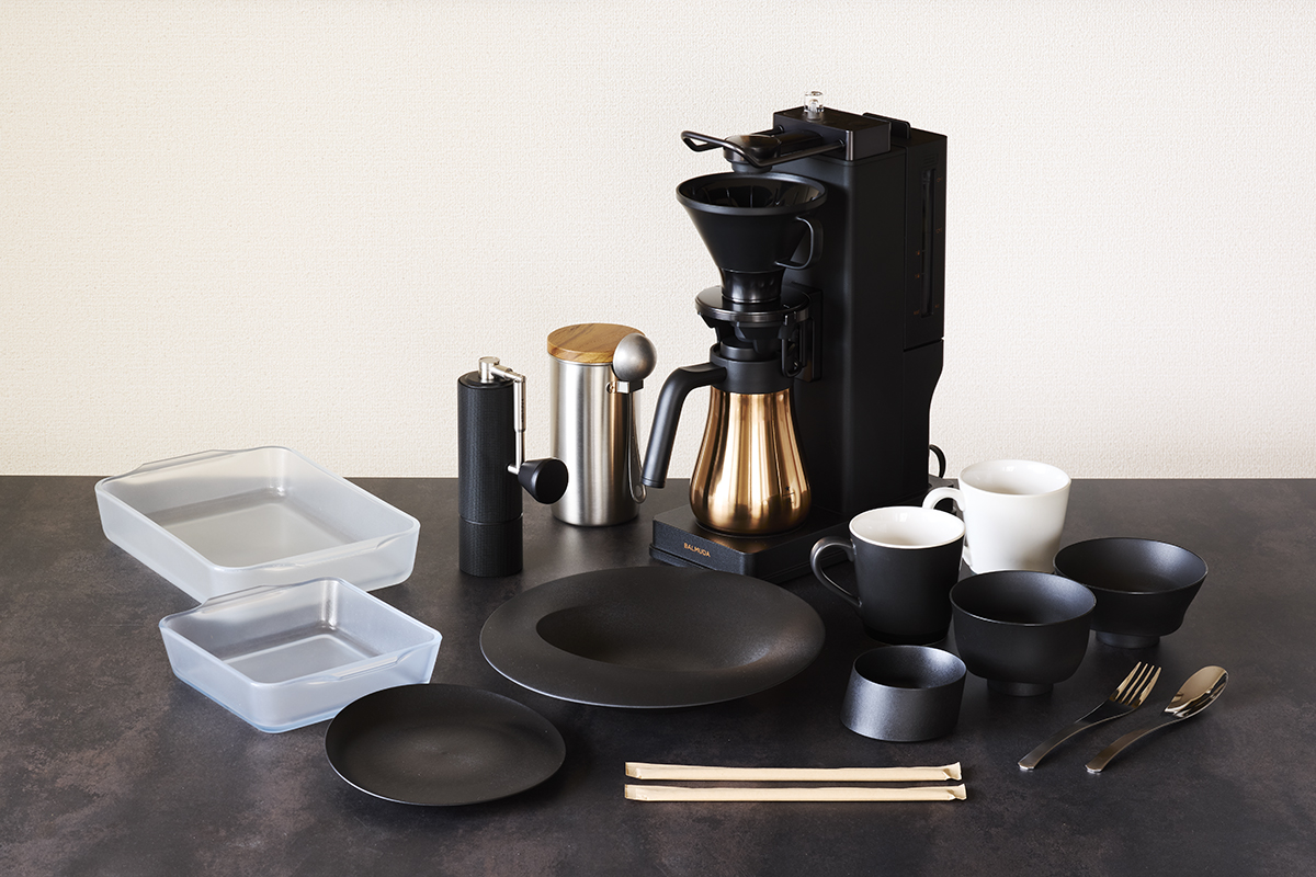 シックな色合いのテーブルウェアとバルミューダのコーヒーメーカーが備え付けになっています。