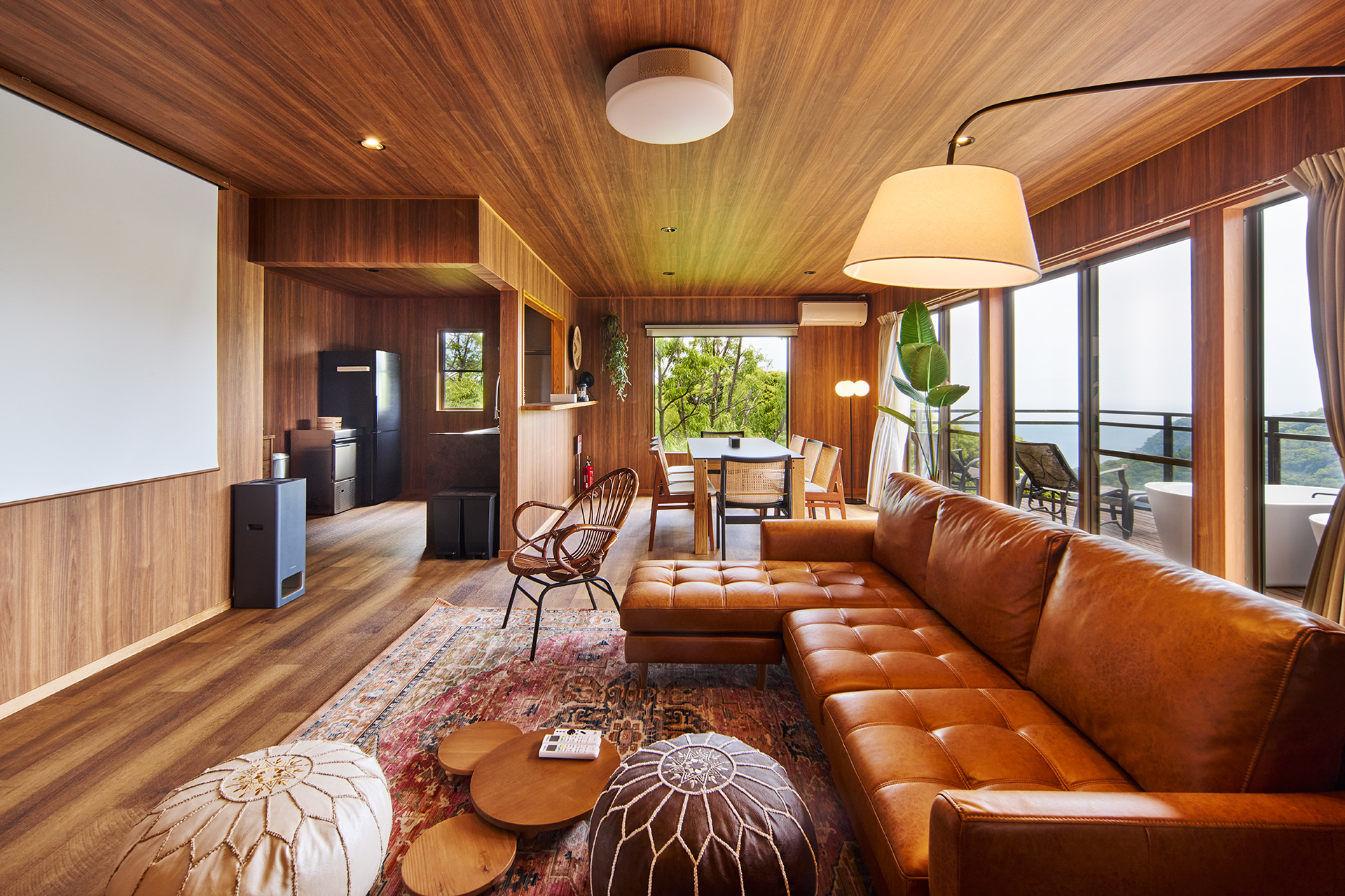 温かみのある木目調の内装が特徴の広々としたリビングダイニング