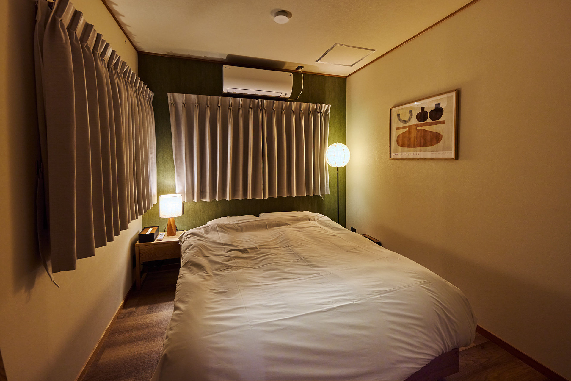 プライベート空間が確保されたベッドルームは全3室。こちらはシングルベッドのお部屋です。