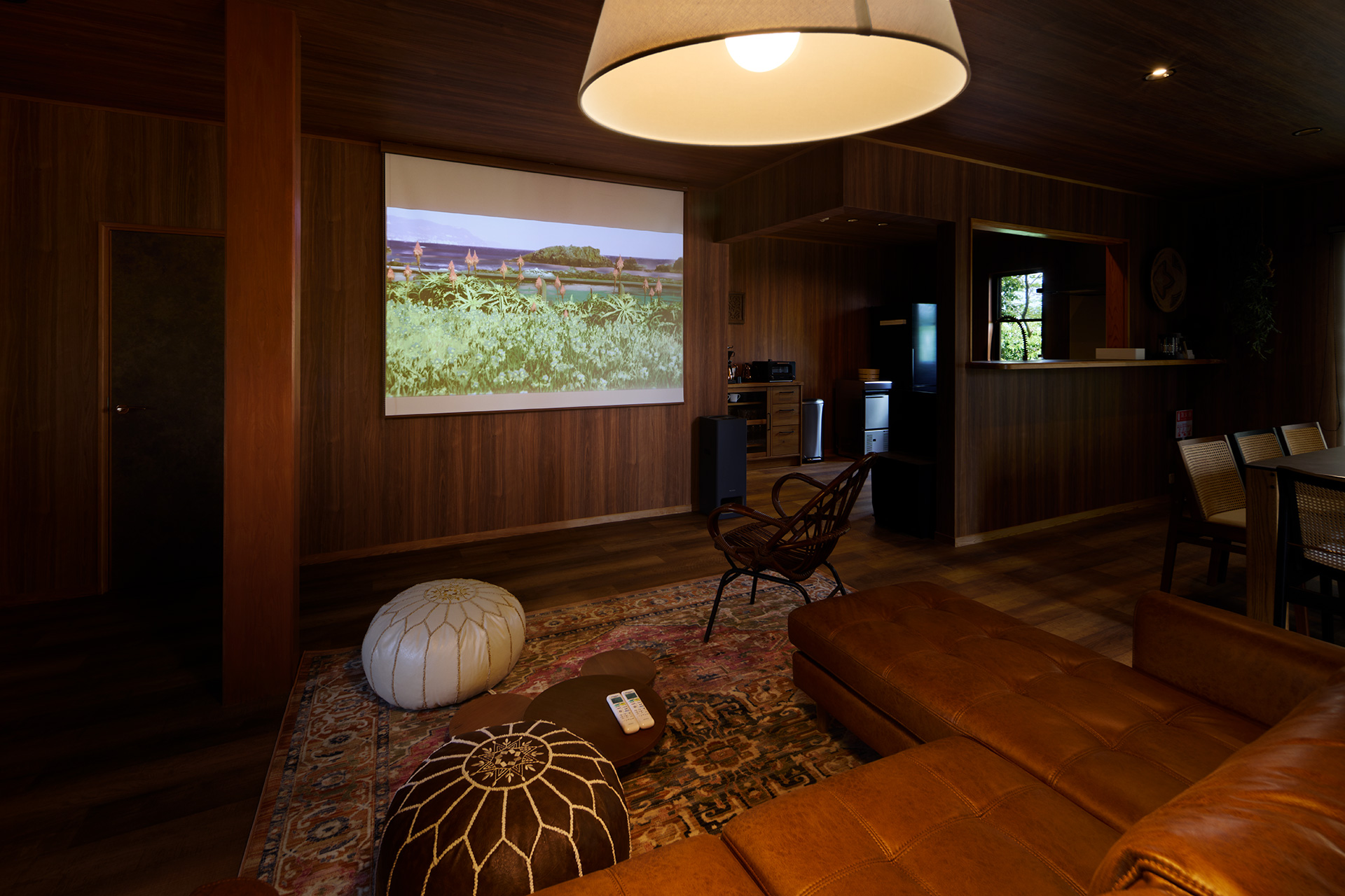 プロジェクタースクリーン付きリビングルームでのんびりリラックスタイム