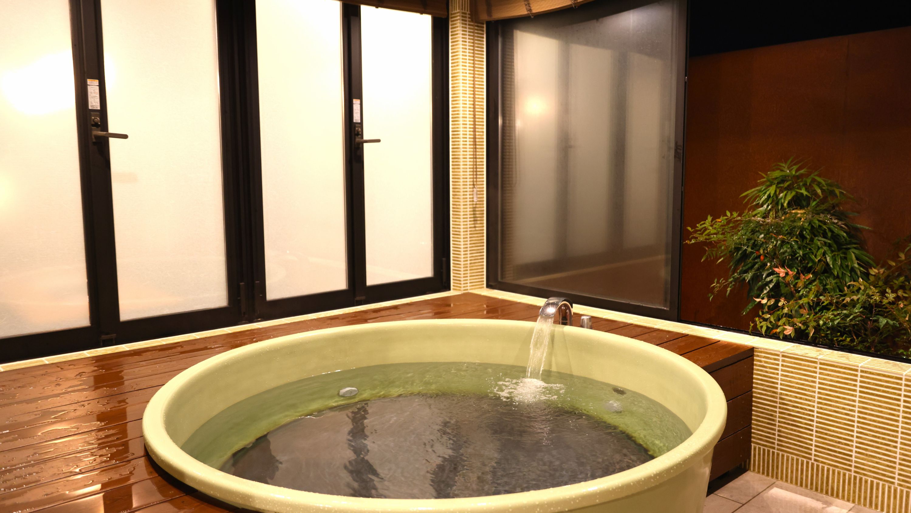 大人4人が入れる信楽焼の大きな貸切風呂。地元のお茶「高瀬茶」の香りで癒されてください…！