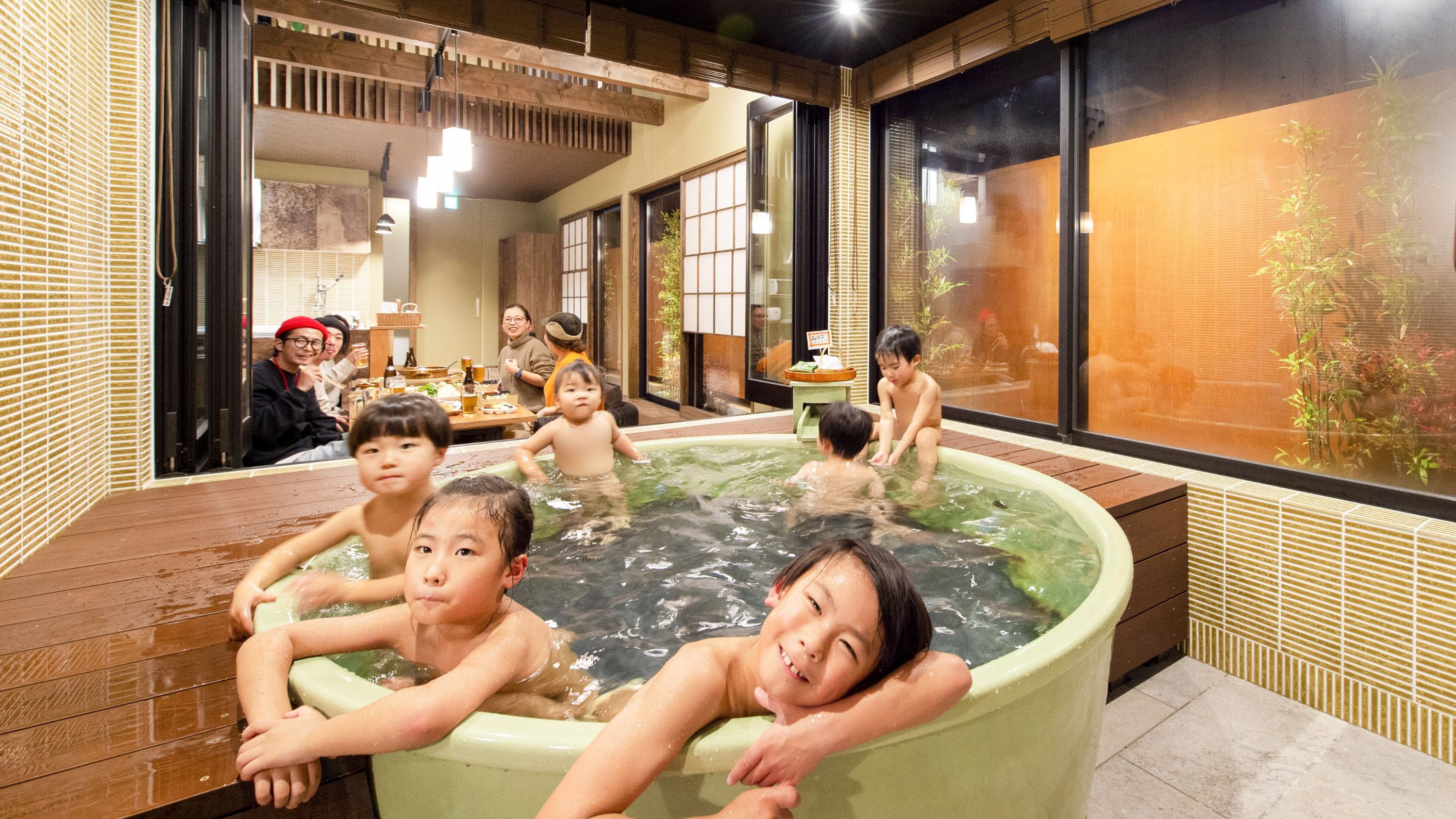 お子様の様子を見ながらお食事も楽しめる、安心の空間。