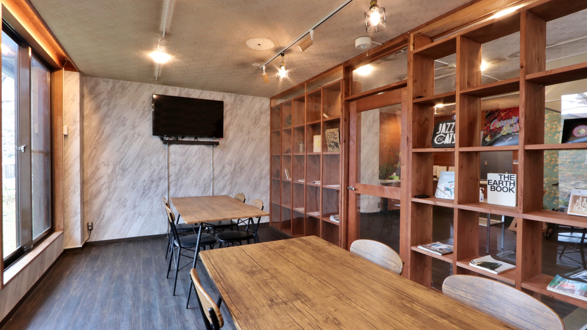 【食事処-テーブル席】モダンで都会的な空間でお食事と会話をお楽しみいただけます　